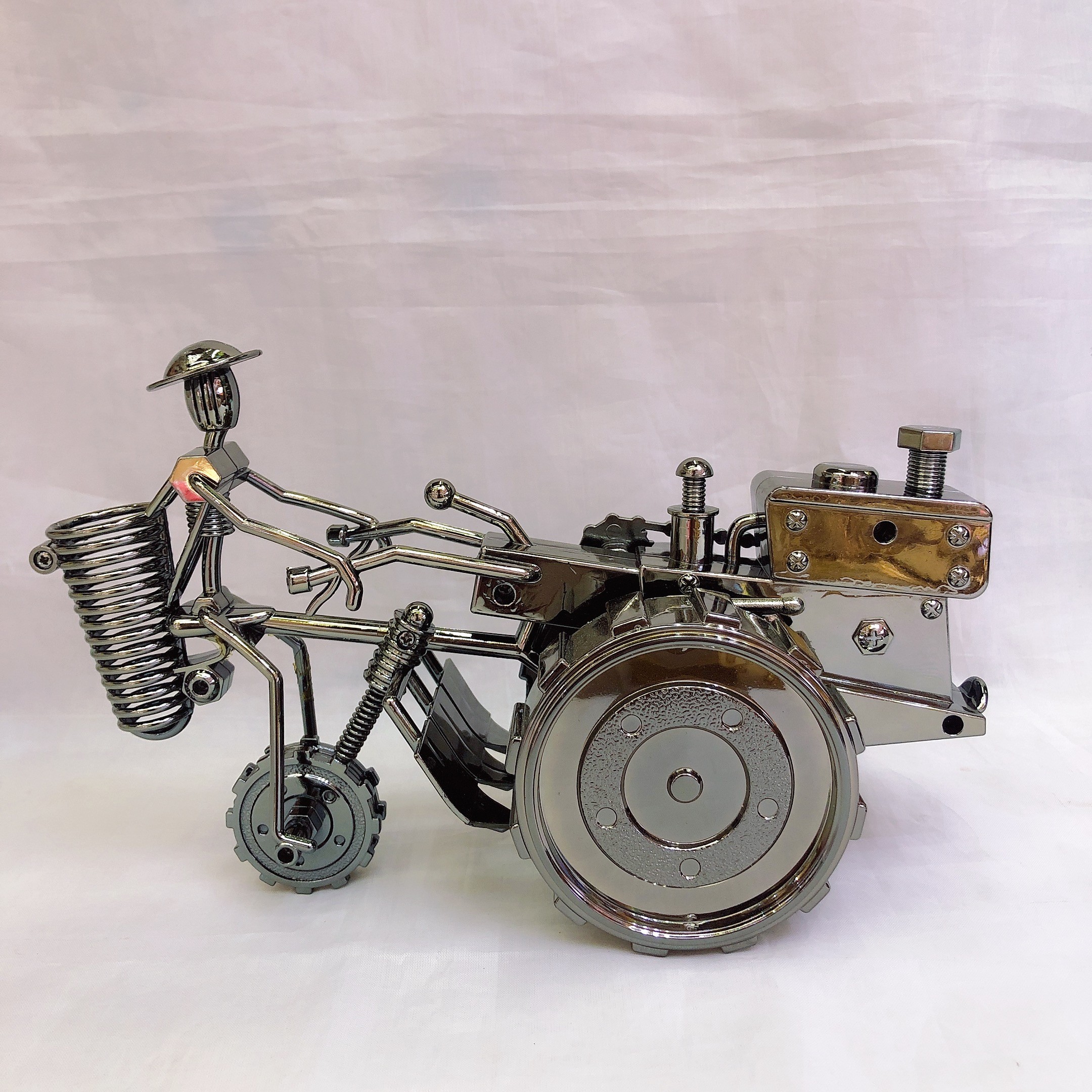 Retro and nostalgic tractor alarm clock, creative bedside small alarm clock to wake up children, desktop clock ornament detail image 3