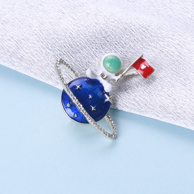 日韩创意宇宙蓝色星球宇航员登顶造型胸针个性滴油太空人可爱胸花详情图1