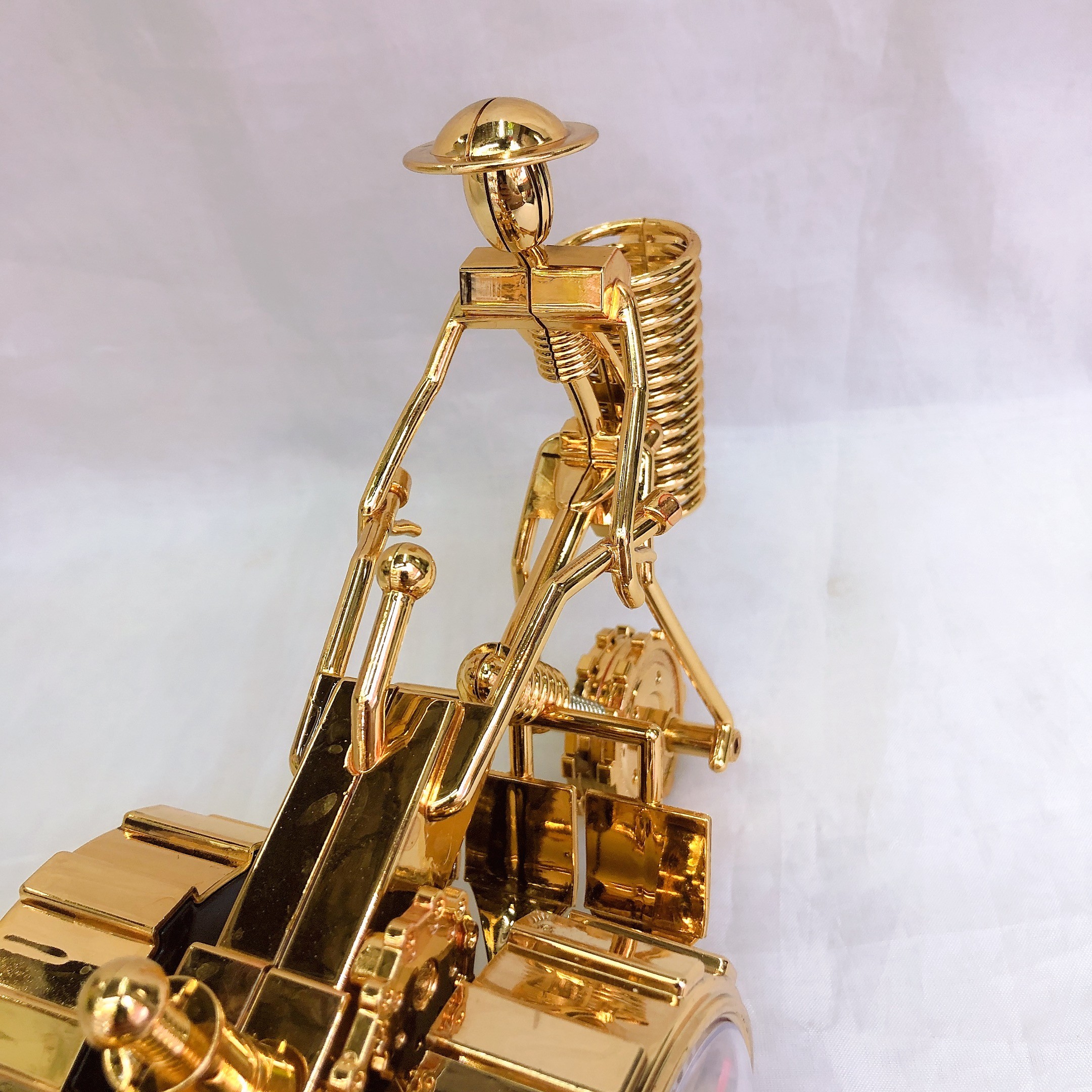 Retro and nostalgic tractor alarm clock, creative bedside small alarm clock to wake up children, desktop clock ornament detail image 6