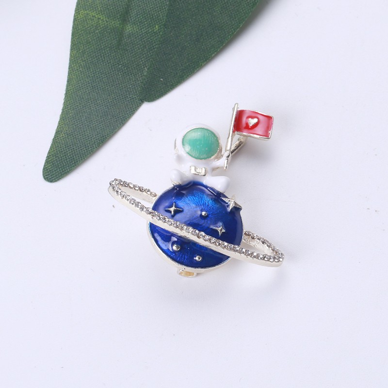 日韩创意宇宙蓝色星球宇航员登顶造型胸针个性滴油太空人可爱胸花详情图2