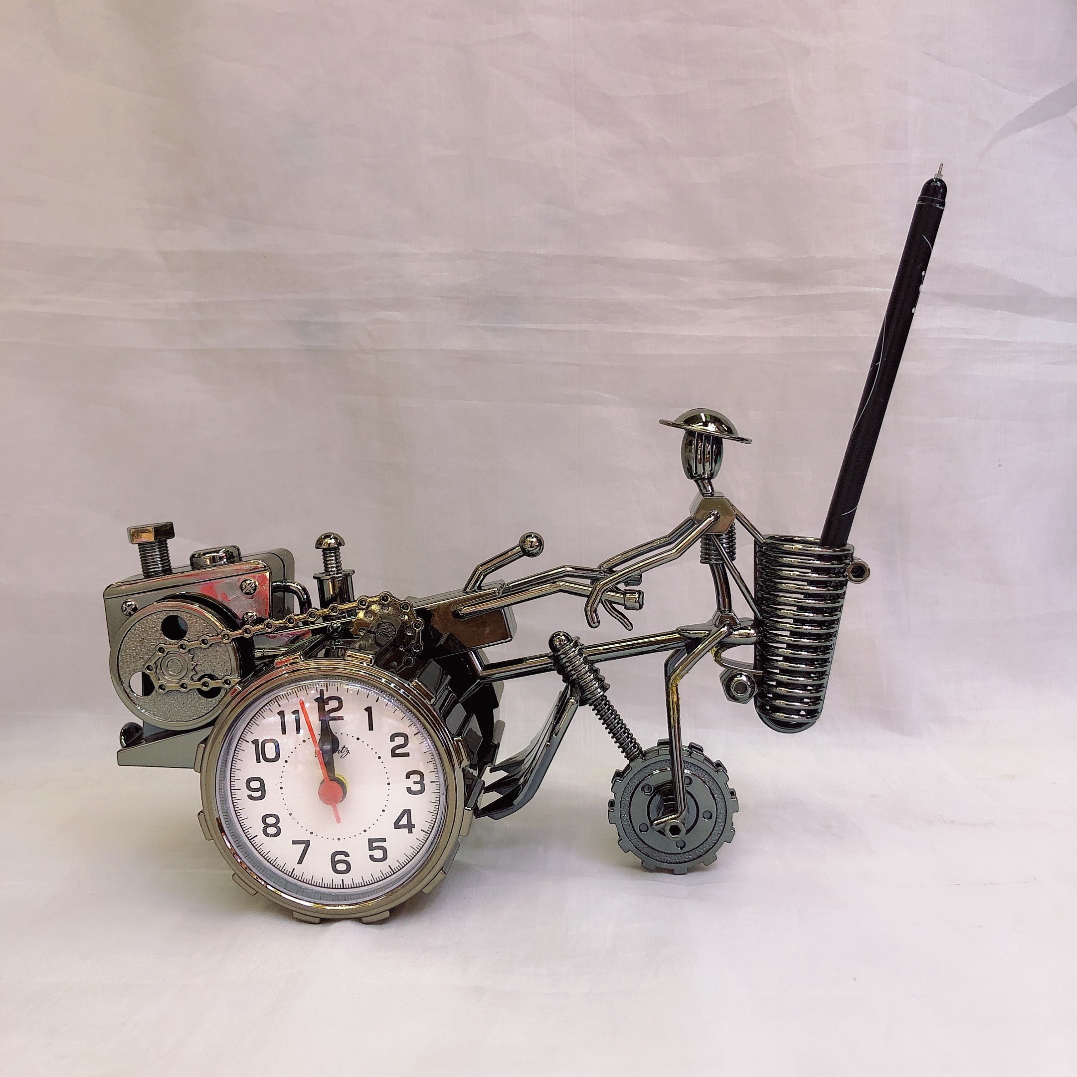 Retro and nostalgic tractor alarm clock, creative bedside small alarm clock to wake up children, desktop clock ornament detail image 4
