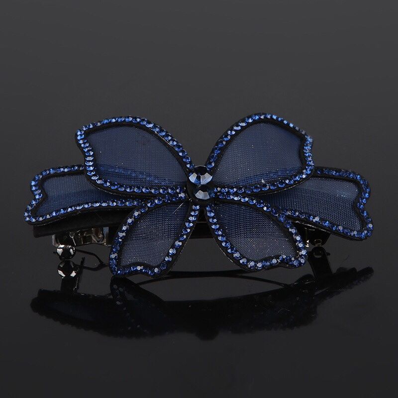 Korean Elegant Adult Rhine-Diamond Hairpin Butterfly Hairpin Top Clip Jewelry Mom Hairpin Spring Clip Hairpin Female 4 Application Scenario