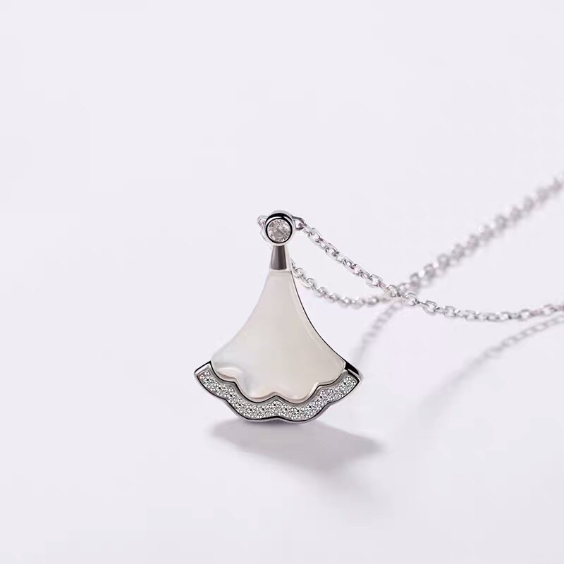 Simple Fashion Imitation Jade Exquisite Explosive Online Red Fritillion Fan Necklace full figure