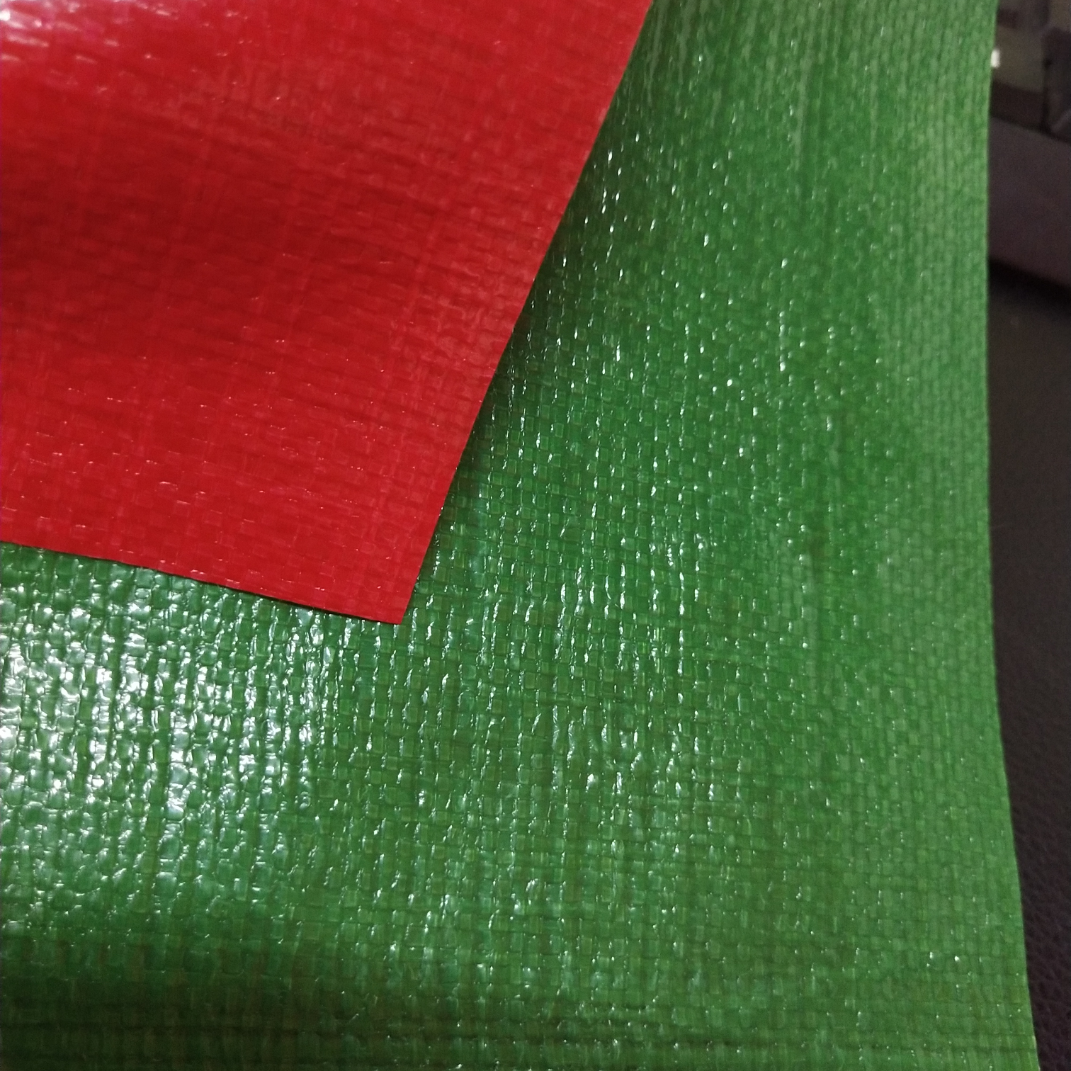 双面淋膜230克绿红PE防水布  塑料编织布  适用于花房篷布 汽车篷布 帐篷底布 各种手提袋  收纳箱专用面料