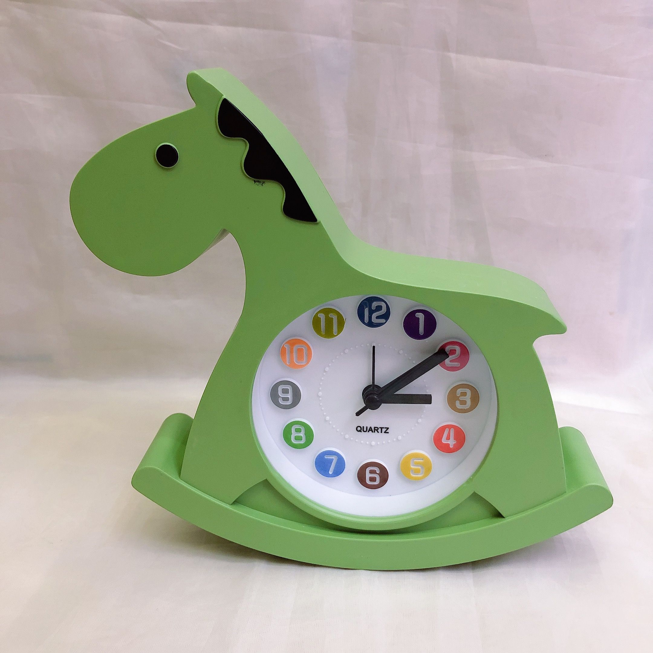 Minimalist wooden horse student minimalist style mini clock, fresh and clean alarm clock, creative home and office alarm clock Application Scenario