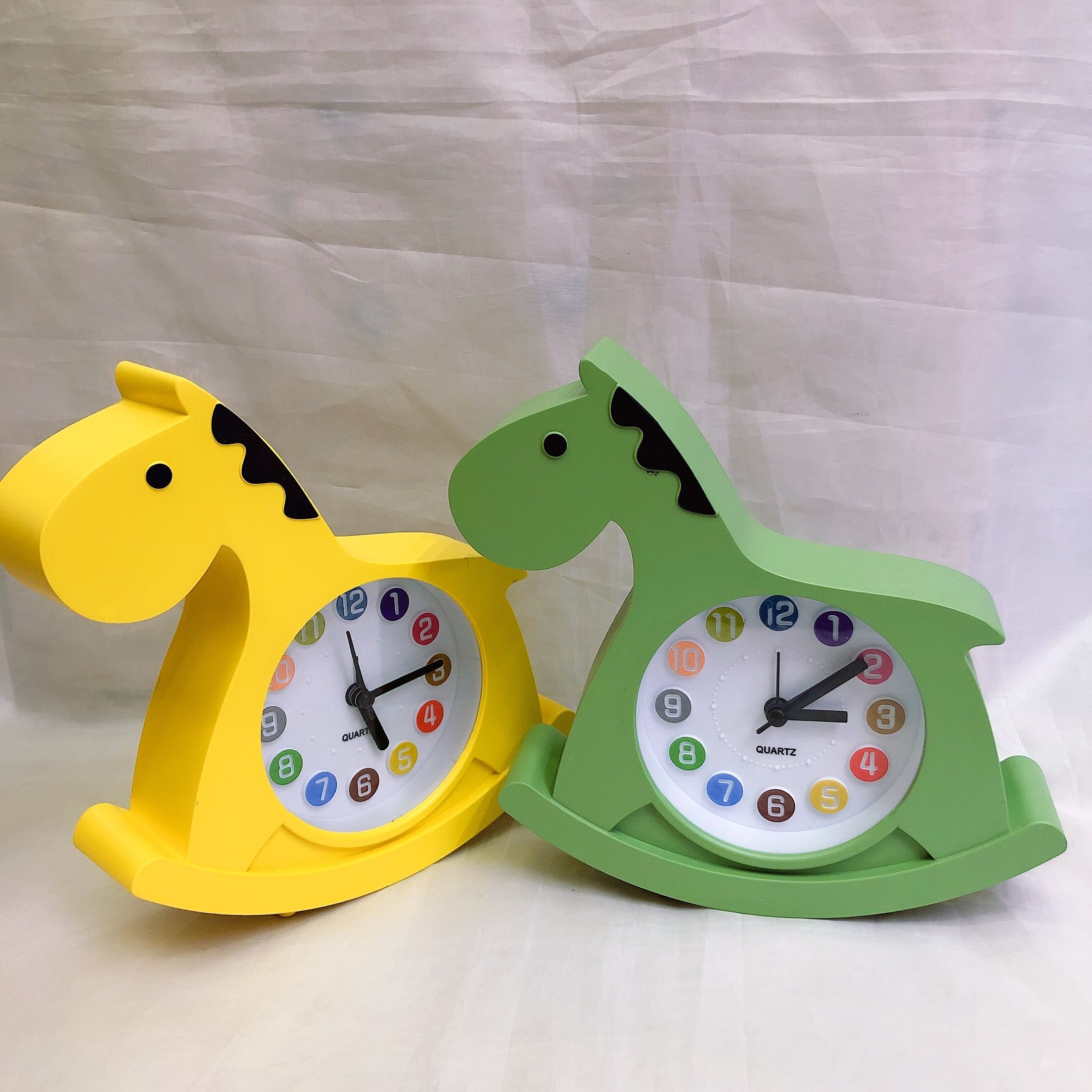 Minimalist wooden horse student minimalist style mini clock, fresh and clean alarm clock, creative home and office alarm clock details Picture