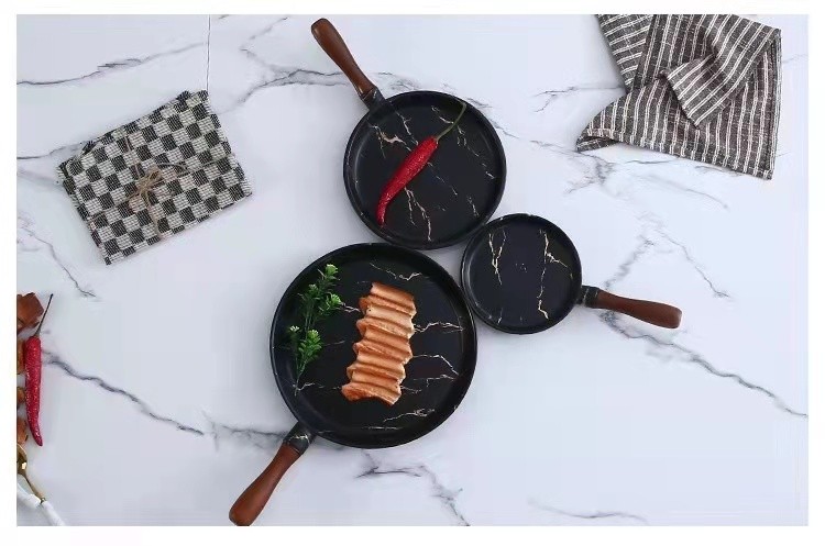 Simple matte gold marble-patterned ceramic dinner plates, European-style pizza plates with bamboo handles, household round plates wholesale detail image 1