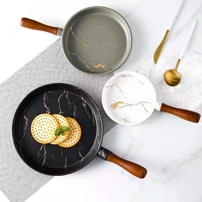 Simple matte gold marble-patterned ceramic dinner plates, European-style pizza plates with bamboo handles, household round plates wholesale Application Scenario
