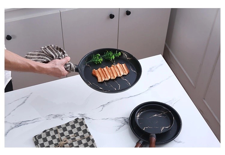 Simple matte gold marble-patterned ceramic dinner plates, European-style pizza plates with bamboo handles, household round plates wholesale detail image 10