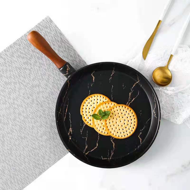 Simple matte gold marble-patterned ceramic dinner plates, European-style pizza plates with bamboo handles, household round plates wholesale