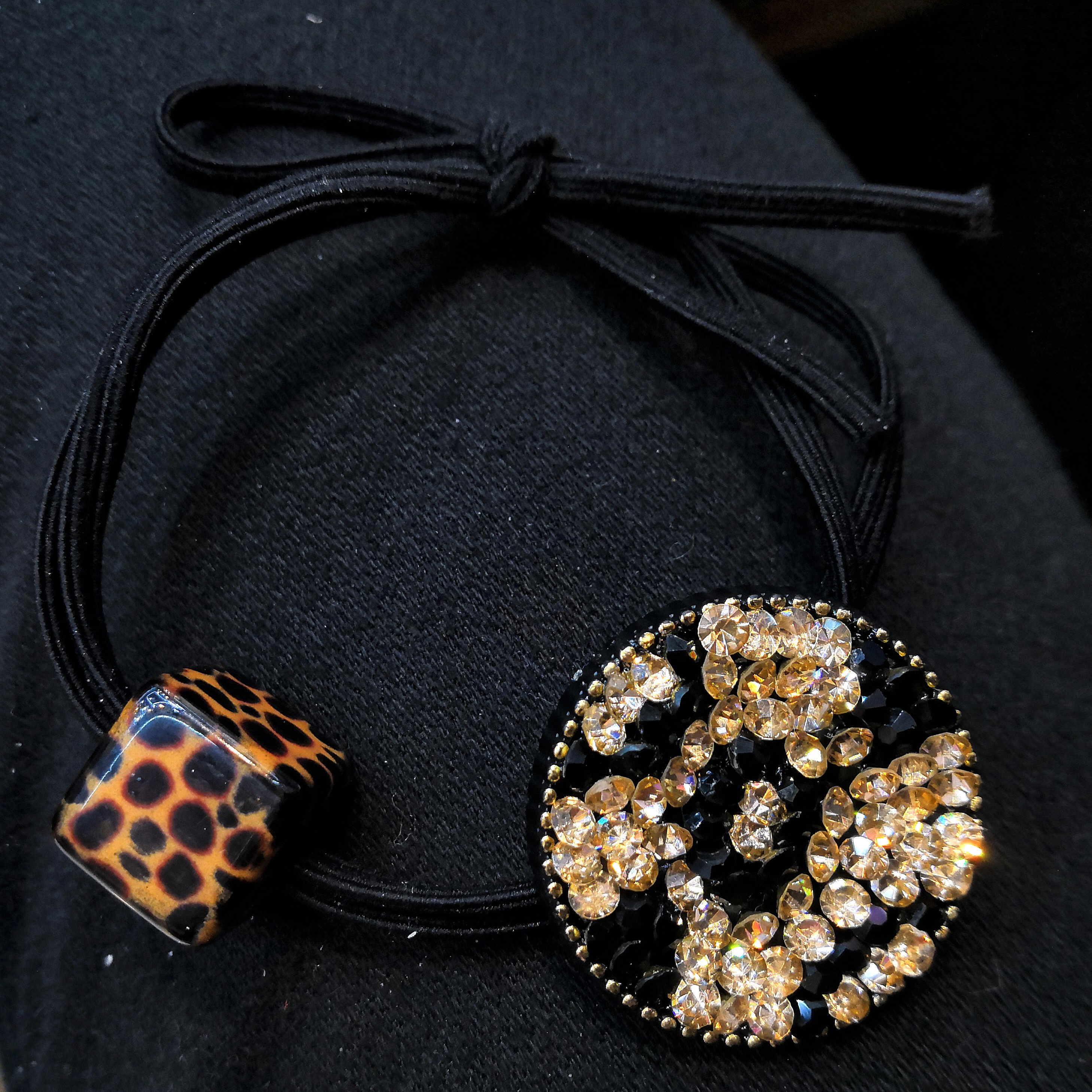 The round rubber band is knotted with leopard print and full of diamonds detail image 8