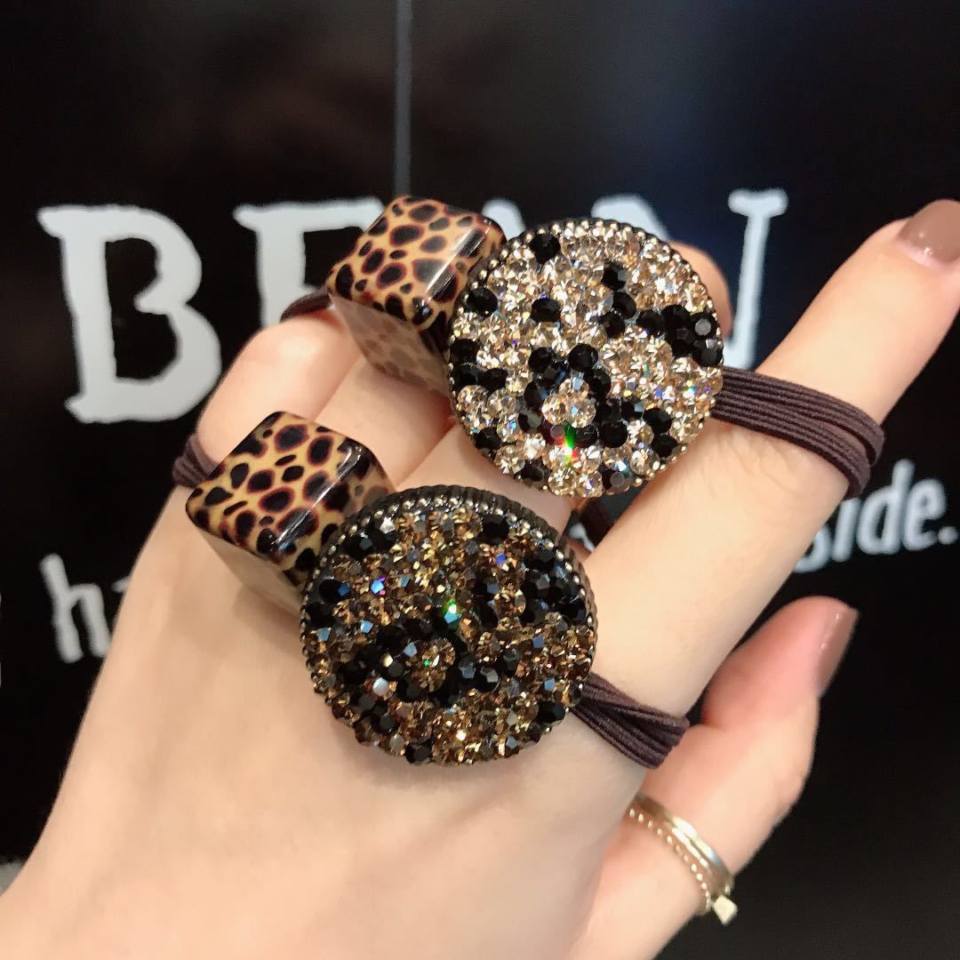 The round rubber band is knotted with leopard print and full of diamonds Specification image