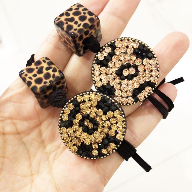The round rubber band is knotted with leopard print and full of diamonds Item Picture