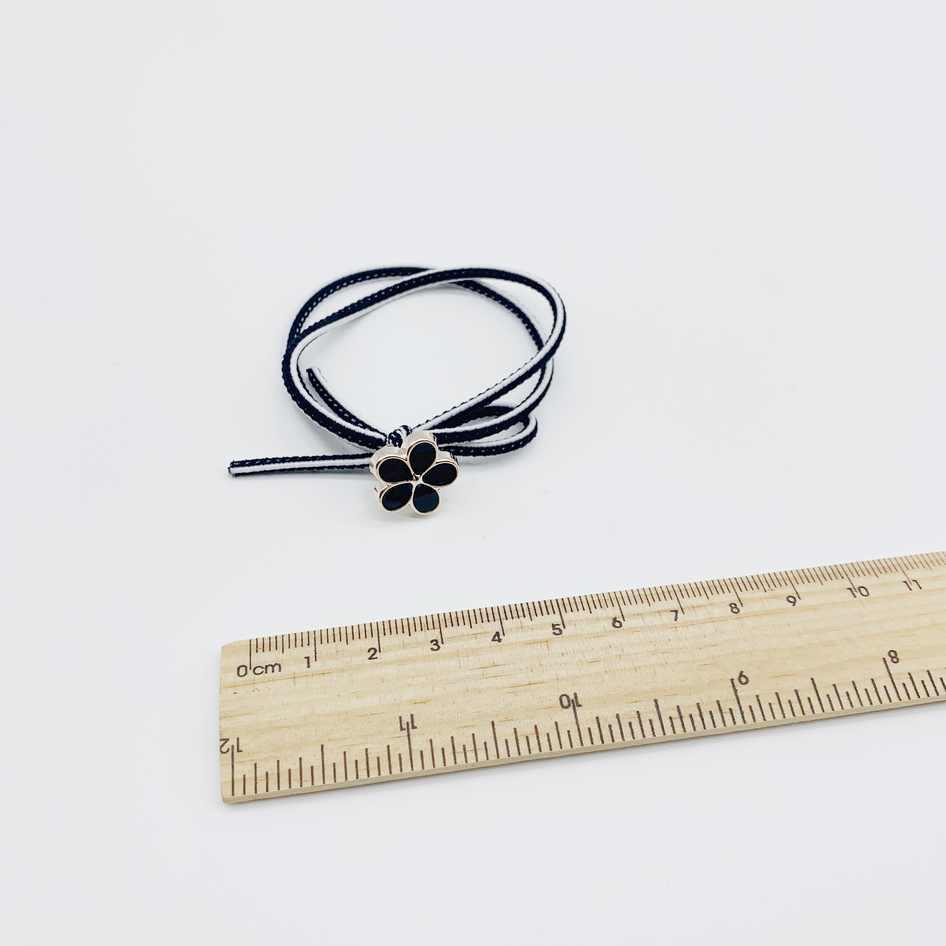 Round rubber bands tied with white edges and plum blossoms detail image 5