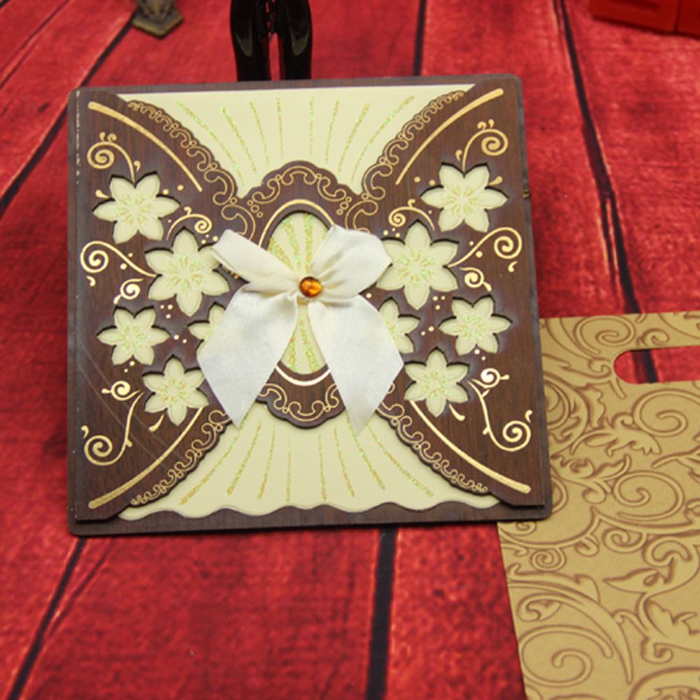 More than ten flowered wooden invitations