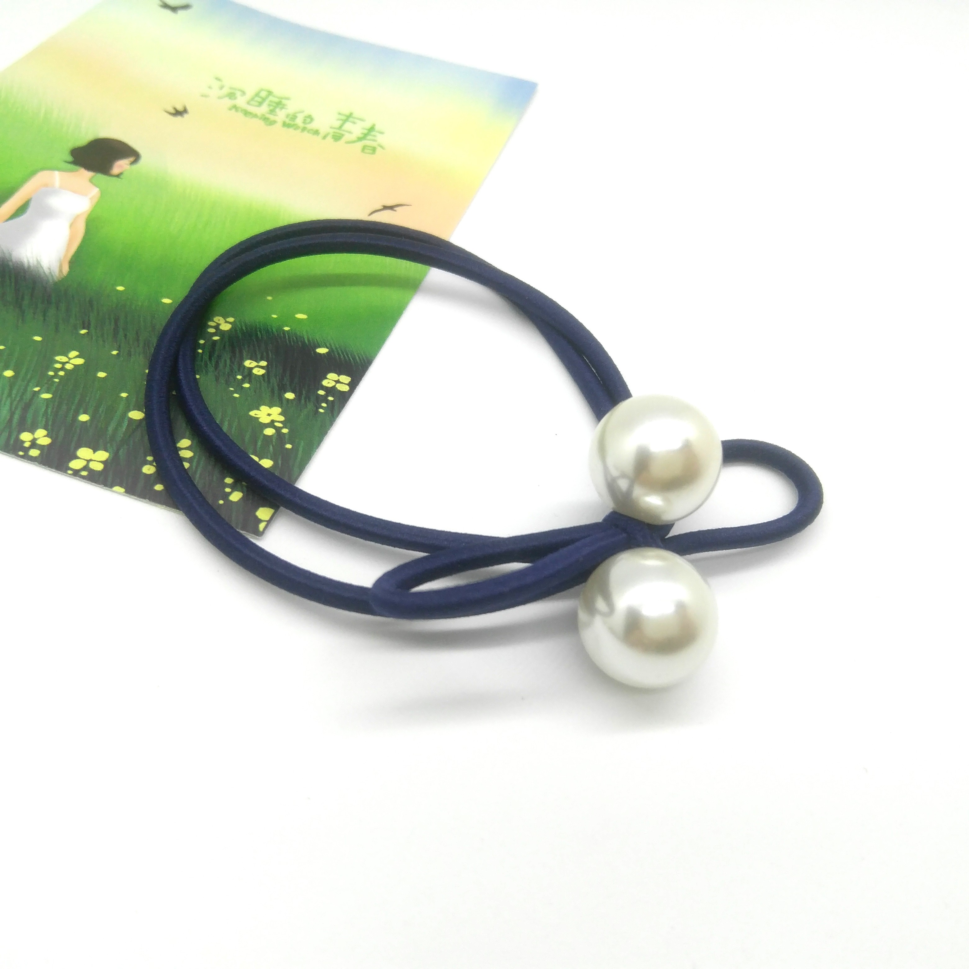Tie a large pearl bow with a round rubber band detail image 4