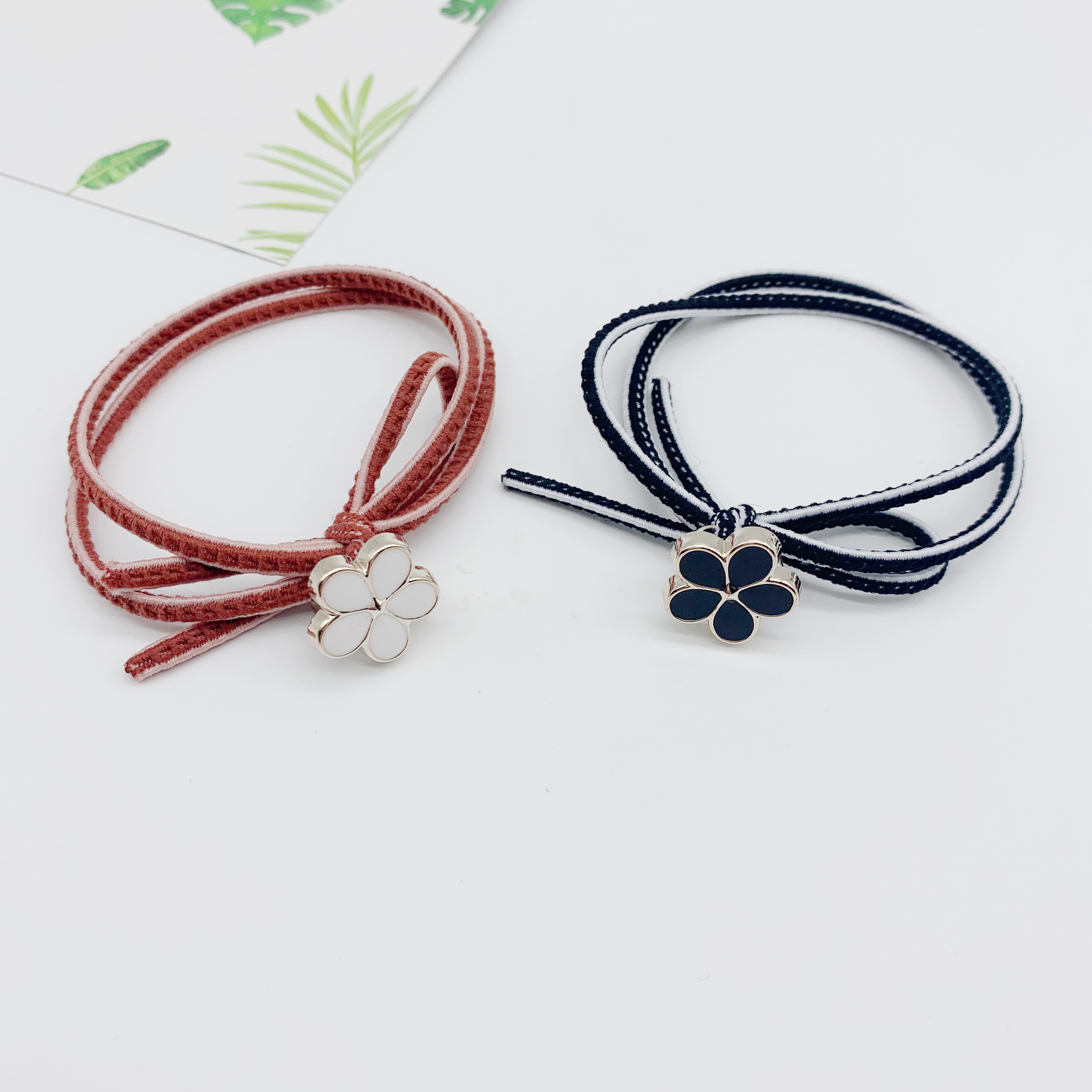 Round rubber bands tied with white edges and plum blossoms detail image 1