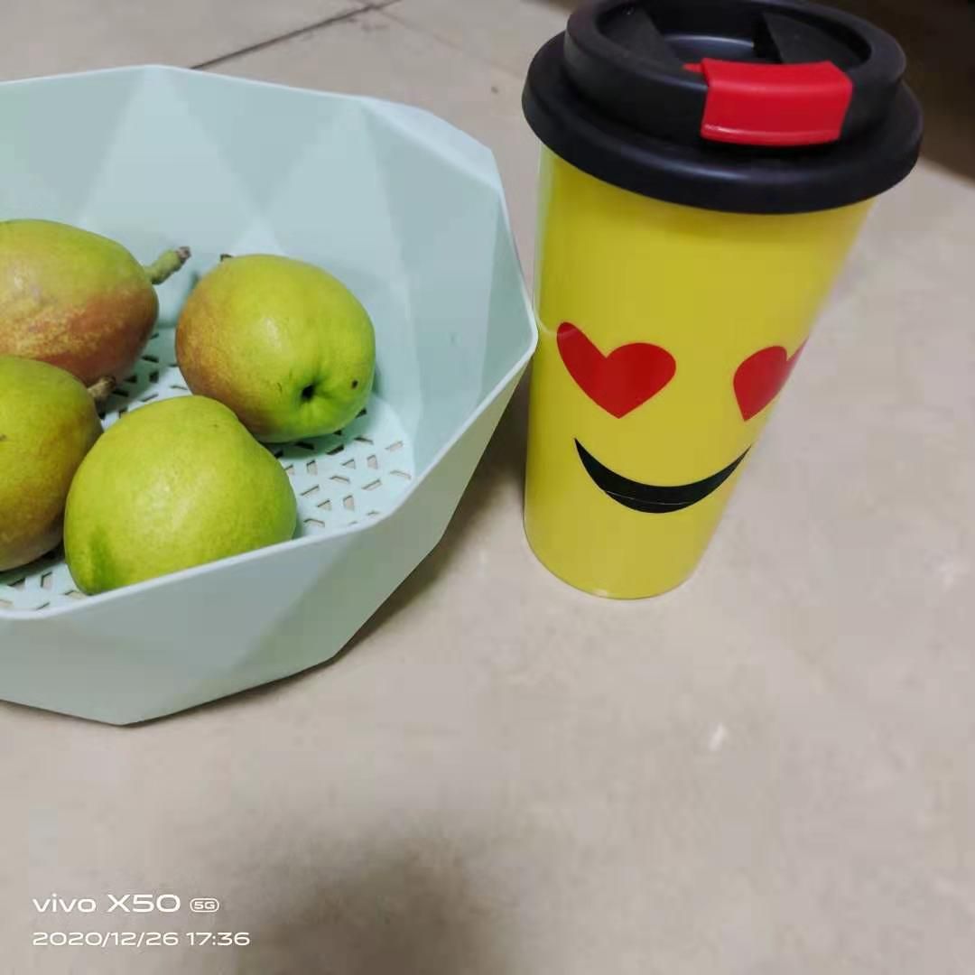 儿童水杯小学生便携喝水杯幼儿园防摔防漏可爱表情杯夏季塑料水壶白底实物图