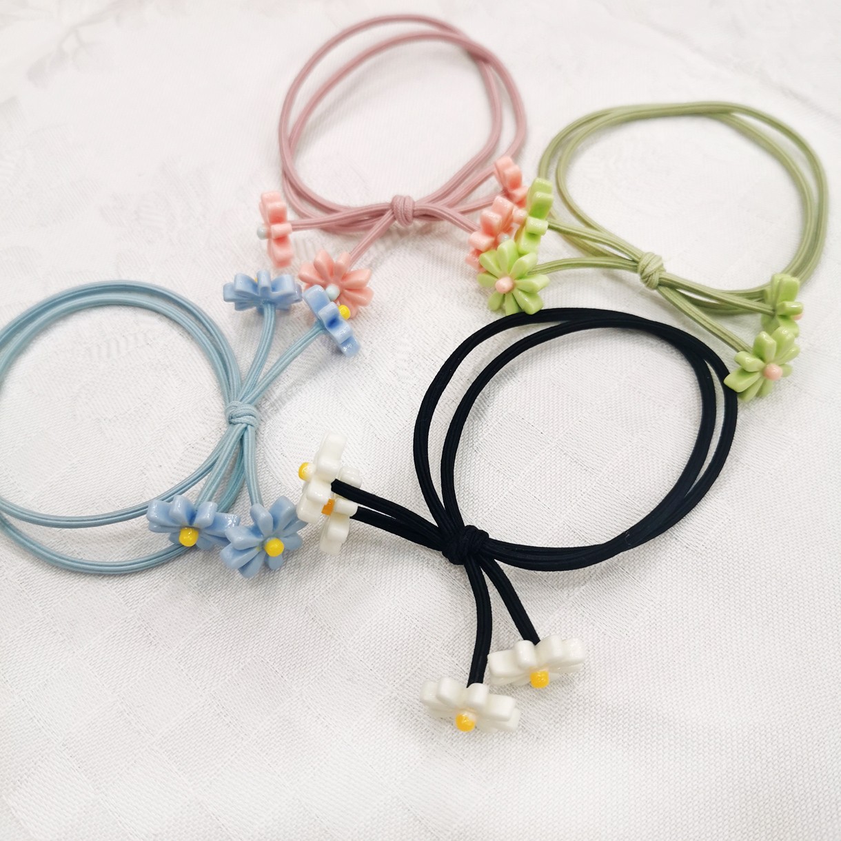 Round rubber band knot 2021 Daisy headband pic 1