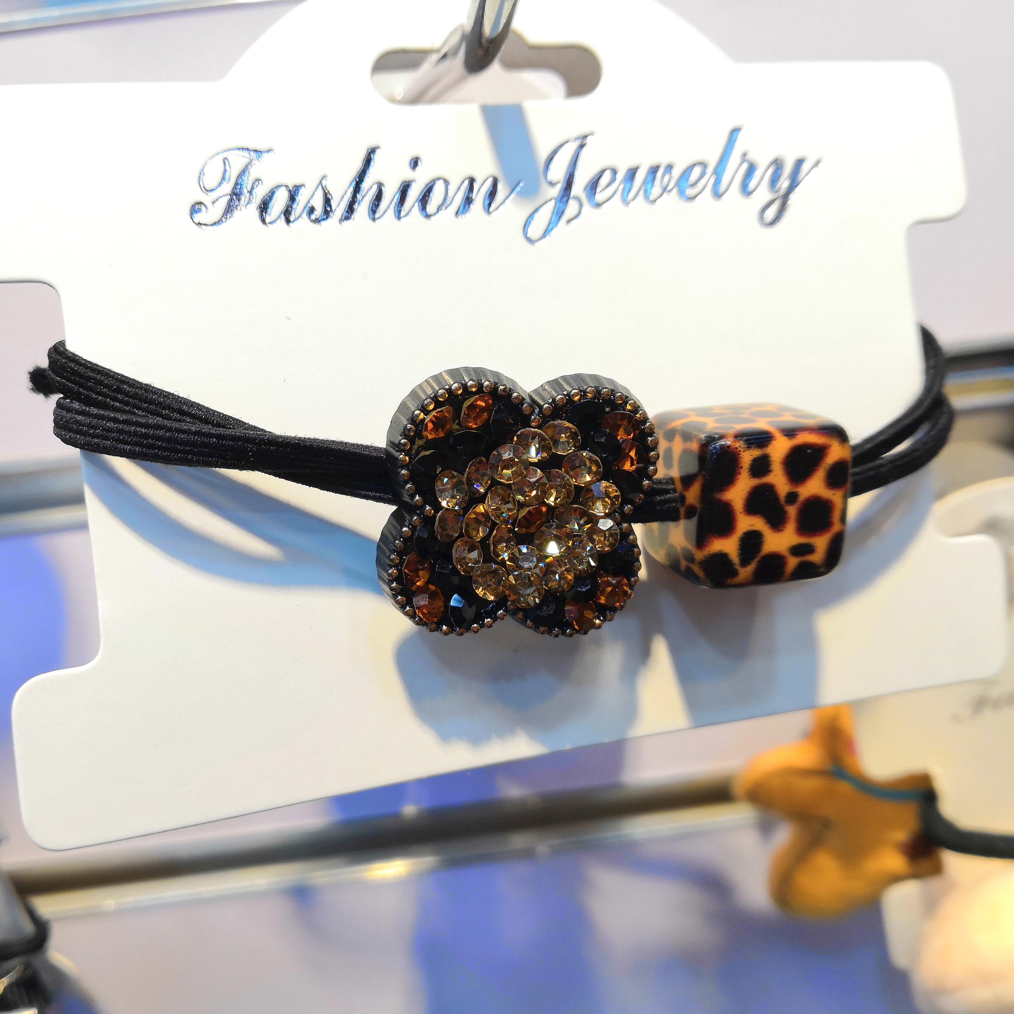 The round rubber band is knotted with leopard print and full of diamonds detail image 7