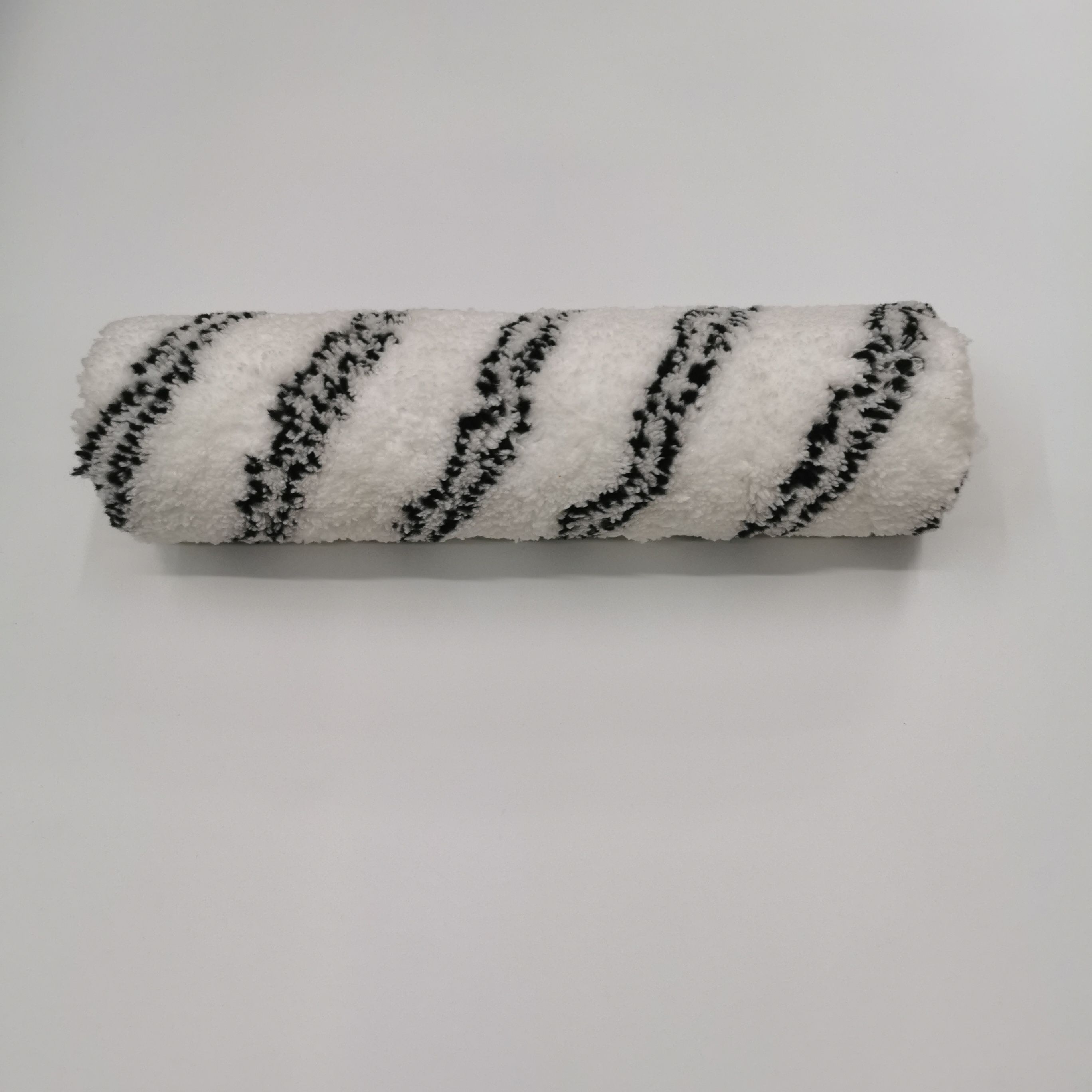 The roller brush is a durable ultra-fine fiber paint roller brush with a 9-inch black strip and a diameter of 38mm