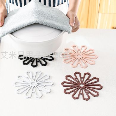 Creative heat insulation mat Kitchen anti-hot mat pot mat household non-slip table mat flower thickened tray mat small 15cm Specification drawing