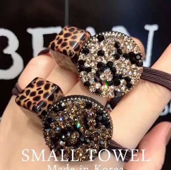 The round rubber band is knotted with leopard print and full of diamonds detail image 2