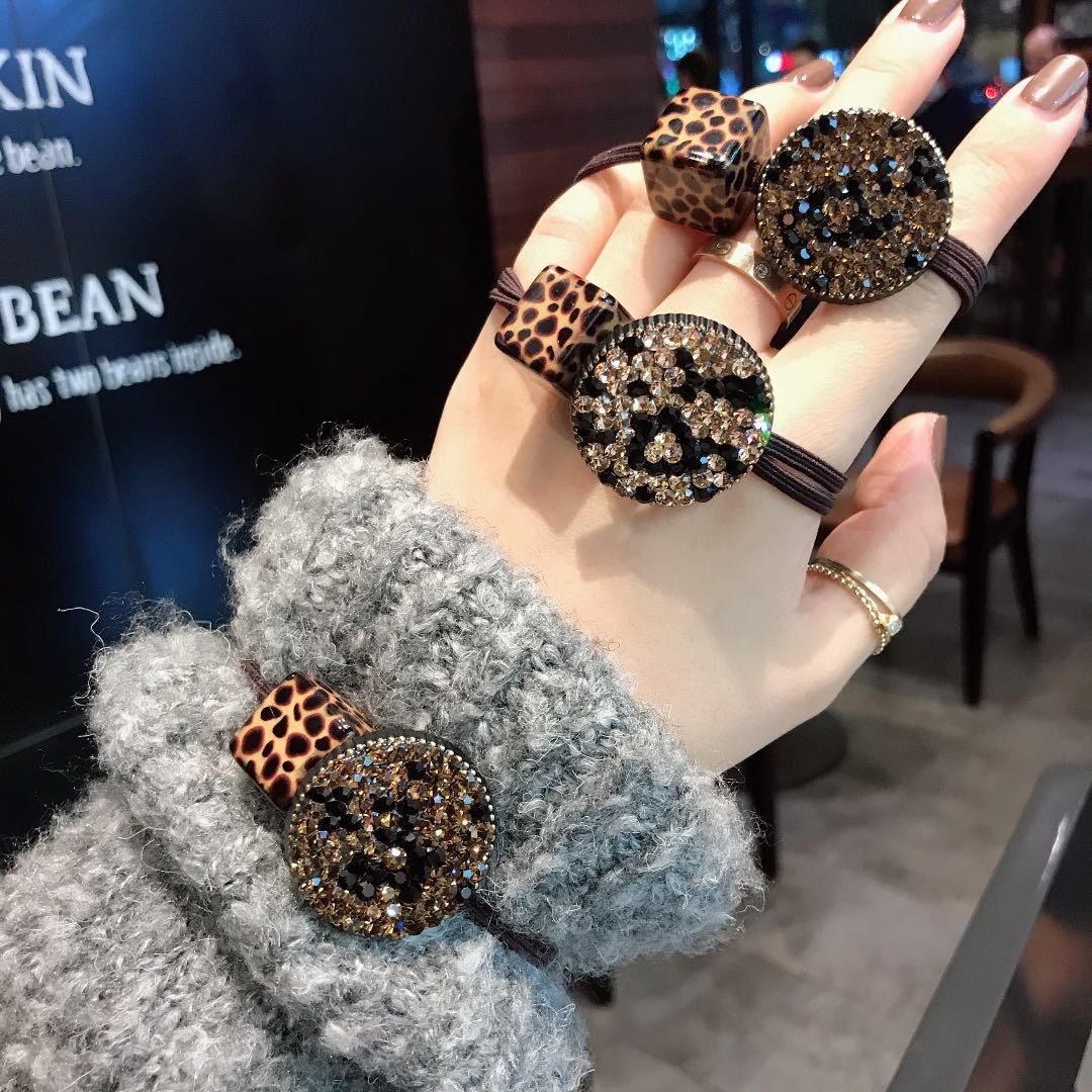 The round rubber band is knotted with leopard print and full of diamonds detail image 3