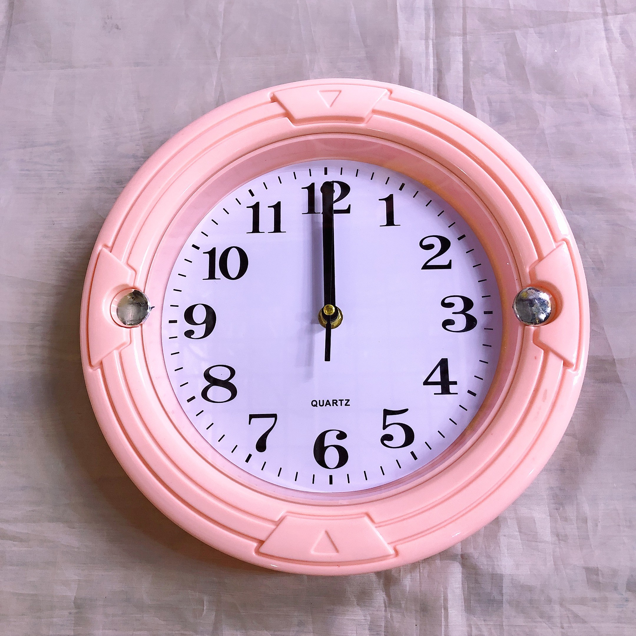 The foreign trade color series wall clock can be printed with LOGO. It is a round candy-colored household wall watch, measuring 26cm detail image 2