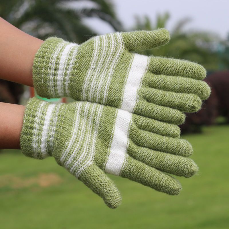 Best-selling fashionable and durable gloves are sold directly by the manufacturer. They are practical, popular, made of genuine materials and suitable for both men and women. New 004 types of gloves are available