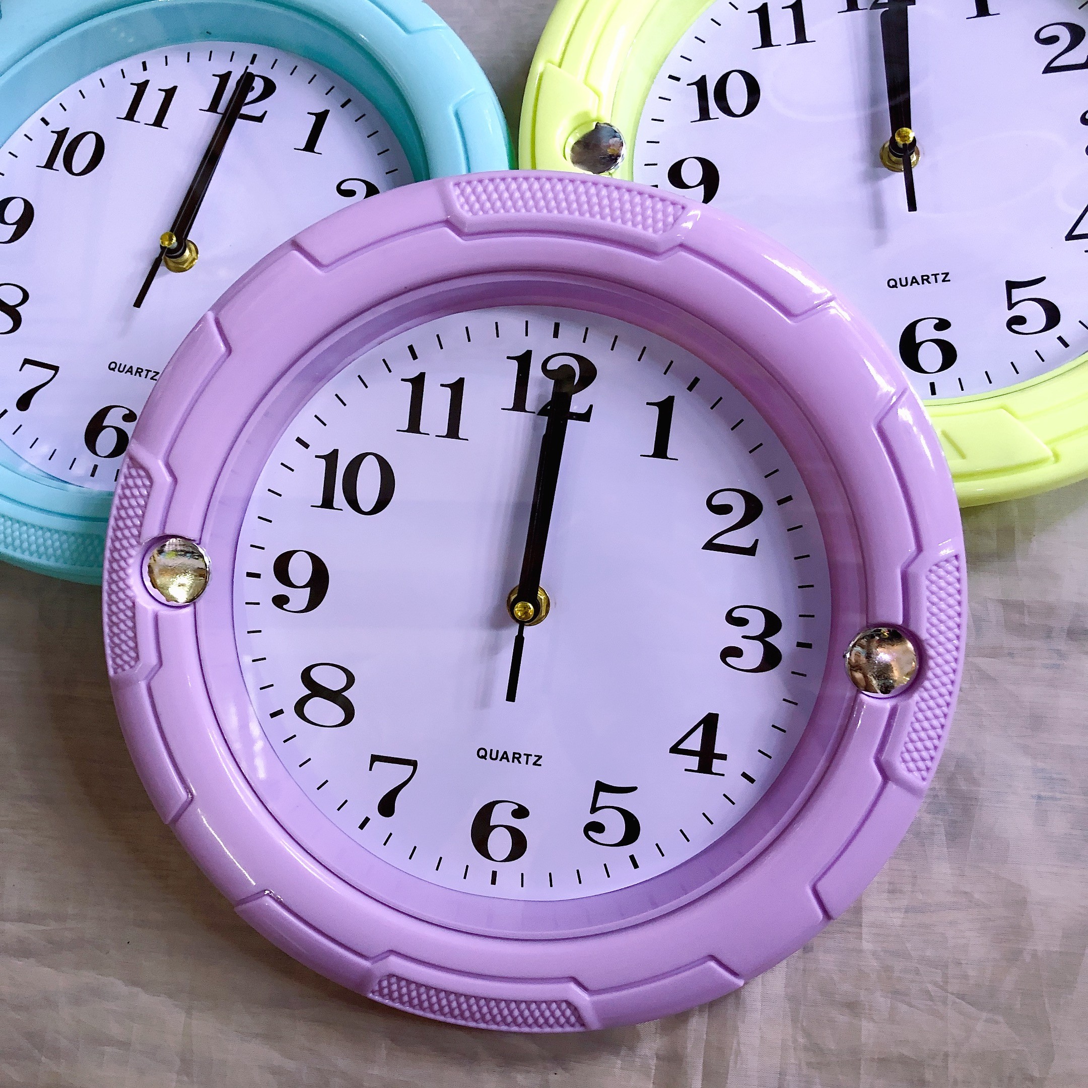 The foreign trade color series wall clock can be printed with LOGO. It is a round candy-colored household wall watch, measuring 26cm detail image 9