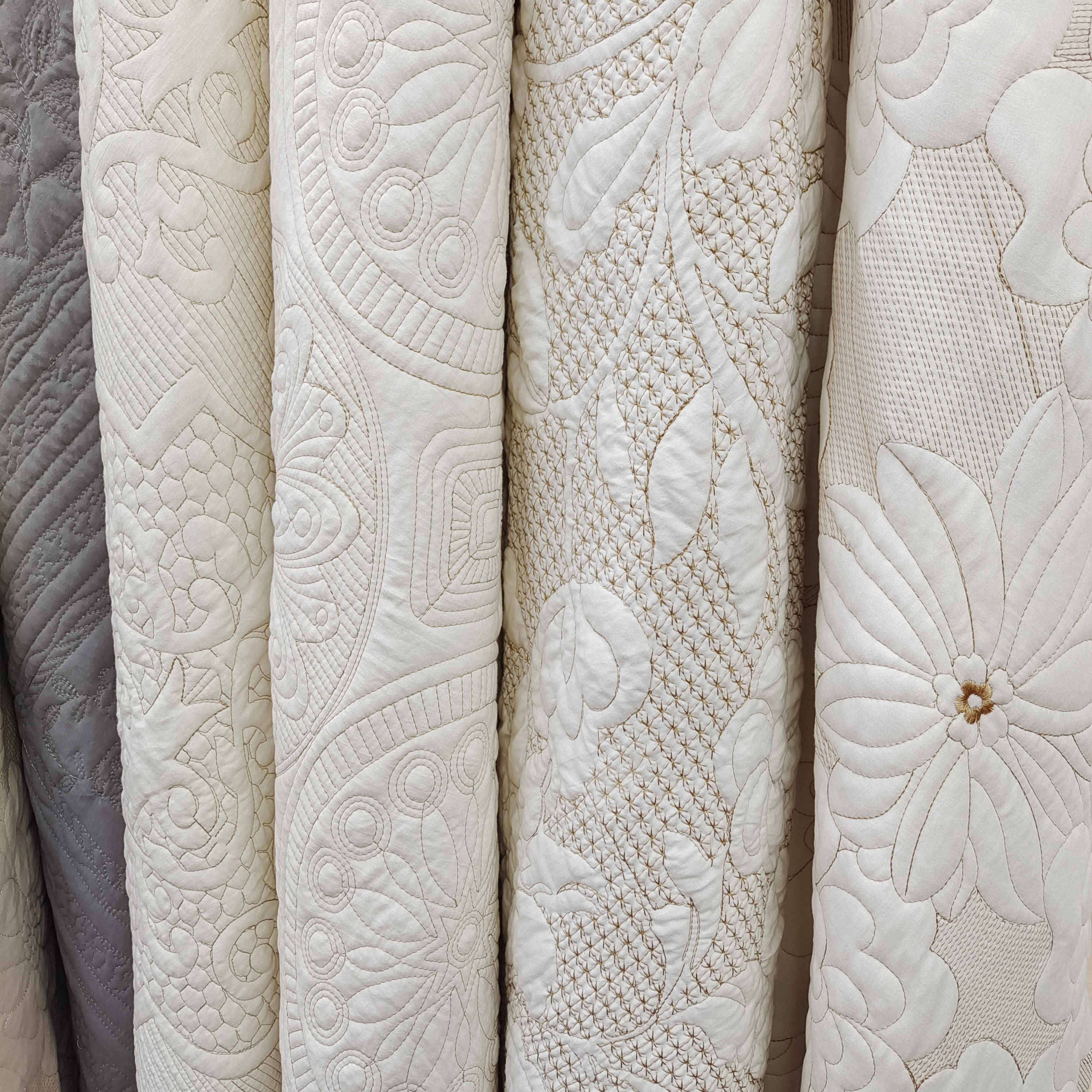 厂家批发零售绗缝磨毛拼边印花三件套床盖纯白压花