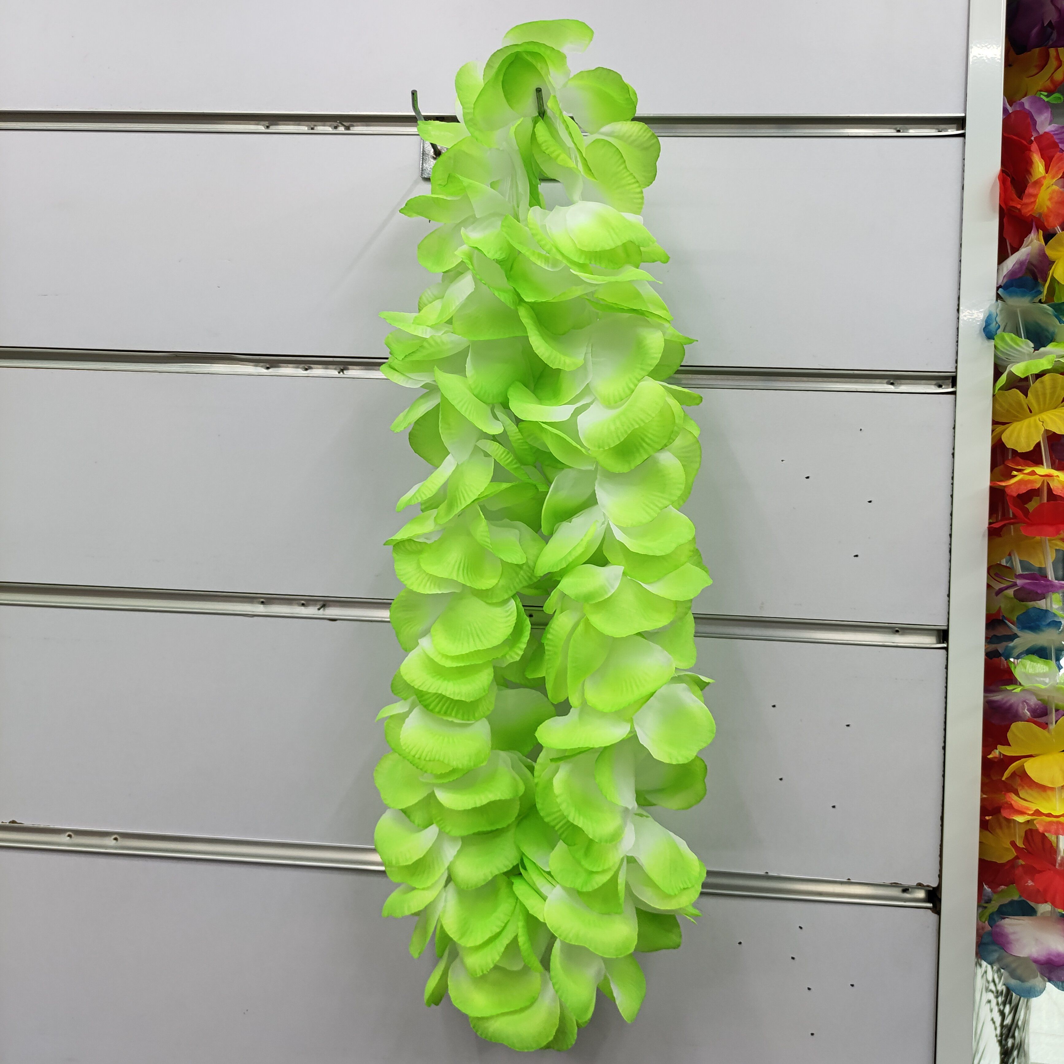 Hot-selling premium Hawaiian rose petal garland in green