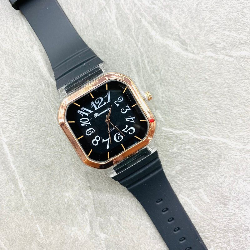The new Korean-style quartz watch for women is a creative and simple square-shaped student wristwatch that has become a hit on Instagram Application Scenario
