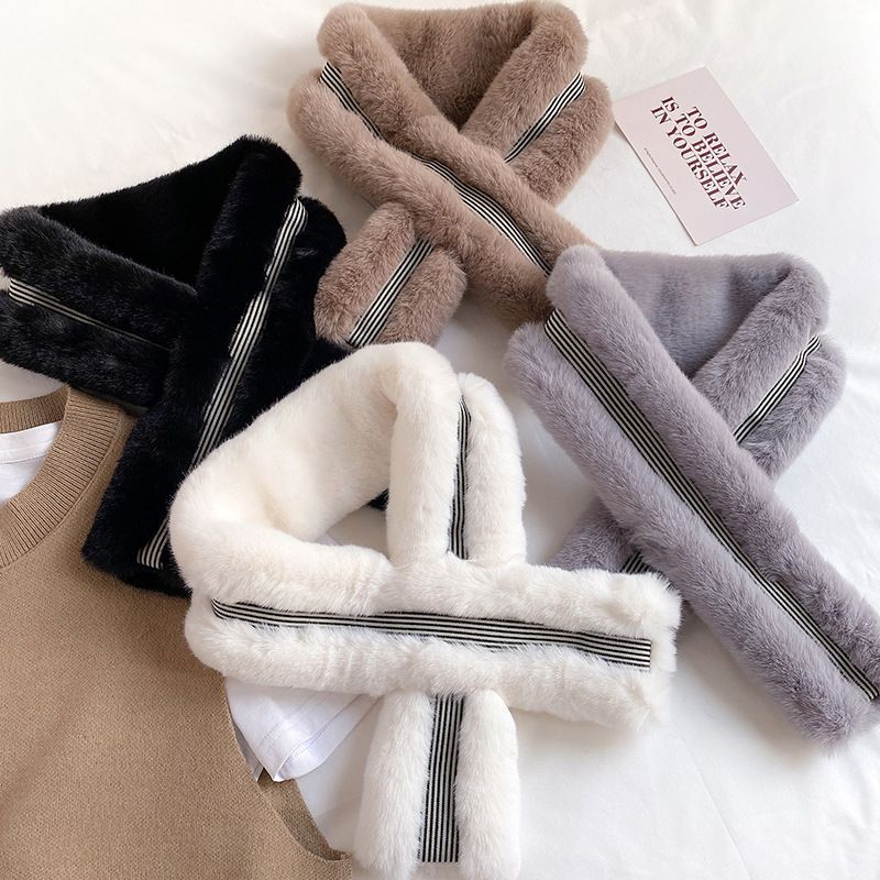 Jane Eyre Siyuan's new woolen scarf is a versatile Korean version for women's winter. It features a striped rabbit fur feel for warmth and a cross scarf for students