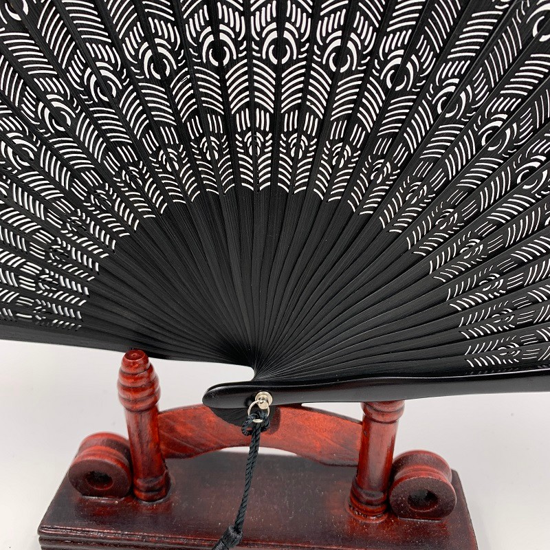 漆边手绘喷绘折扇  *日式和风扇  素面单色头青竹扇  孔雀冲花古风折扇详情图4