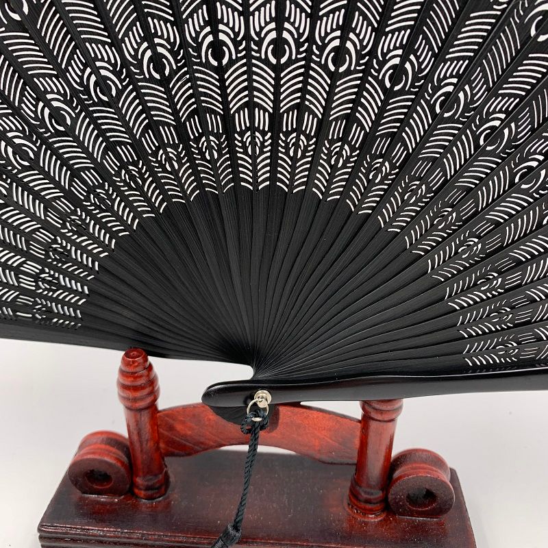 漆边手绘喷绘折扇  *日式和风扇  素面单色头青竹扇  孔雀冲花古风折扇细节图