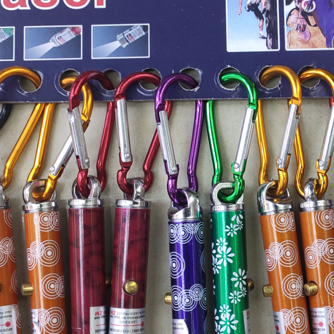 儿童玩具刻花梅花点单管钥匙扣投影图案激光灯赠送礼品LED手电筒小夜灯地摊货款厂家直销