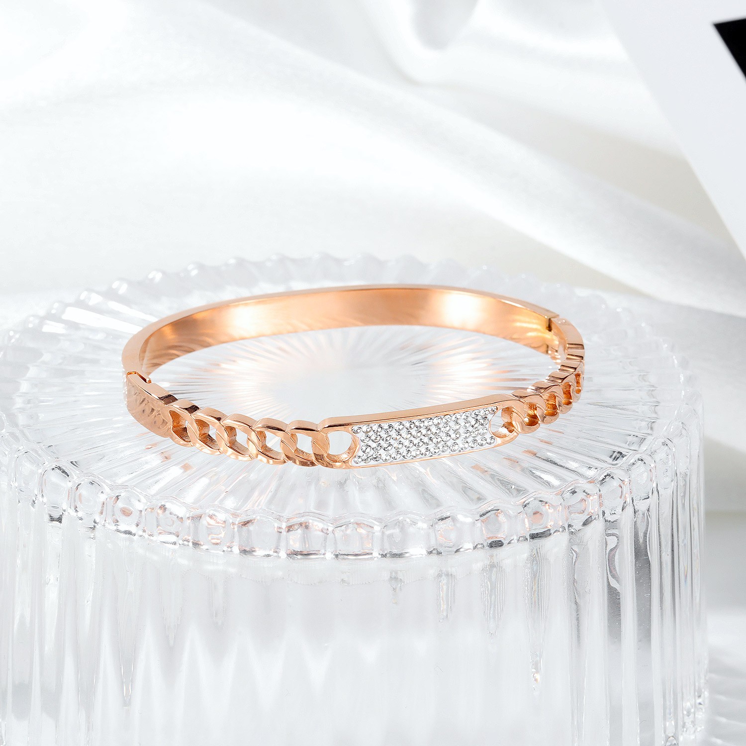 Classic and niche design, trendy, exquisite and versatile, with an extremely high level of appearance. 2021 new titanium steel bracelet for women detail image 6