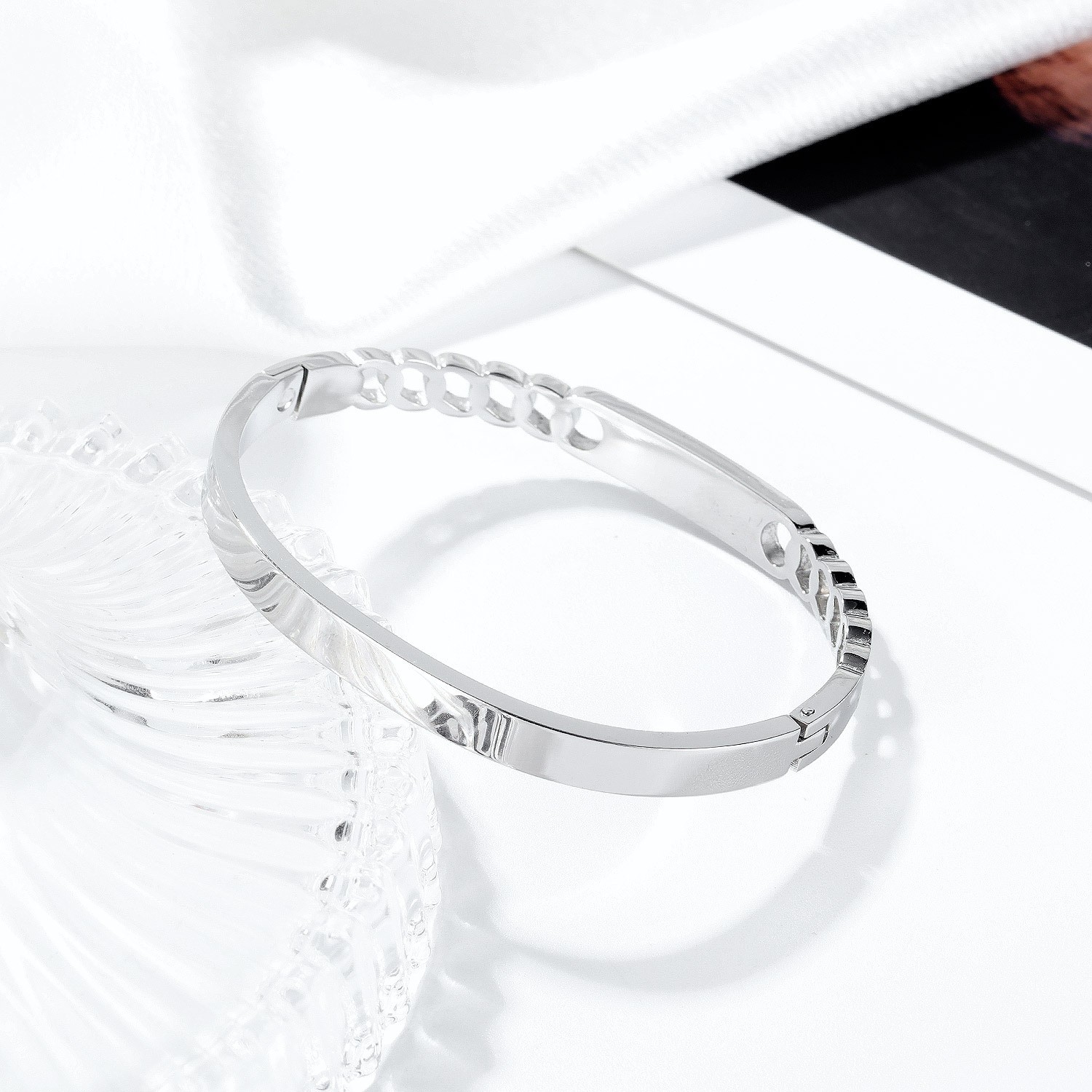 Classic and niche design, trendy, exquisite and versatile, with an extremely high level of appearance. 2021 new titanium steel bracelet for women detail image 3
