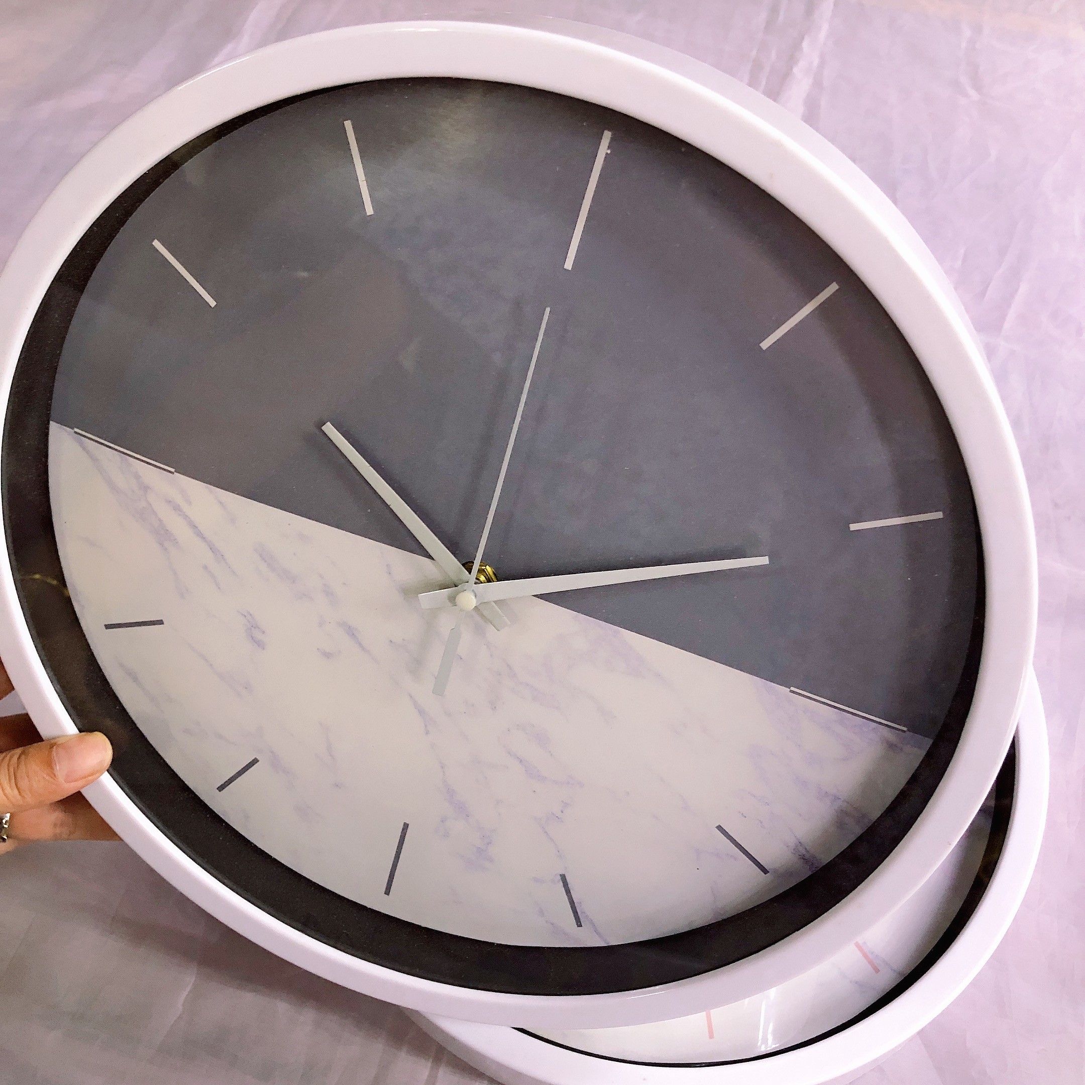 Modern, simple and fashionable wall clock, 12-inch, living room quartz wall clock, 30cm detail image 3