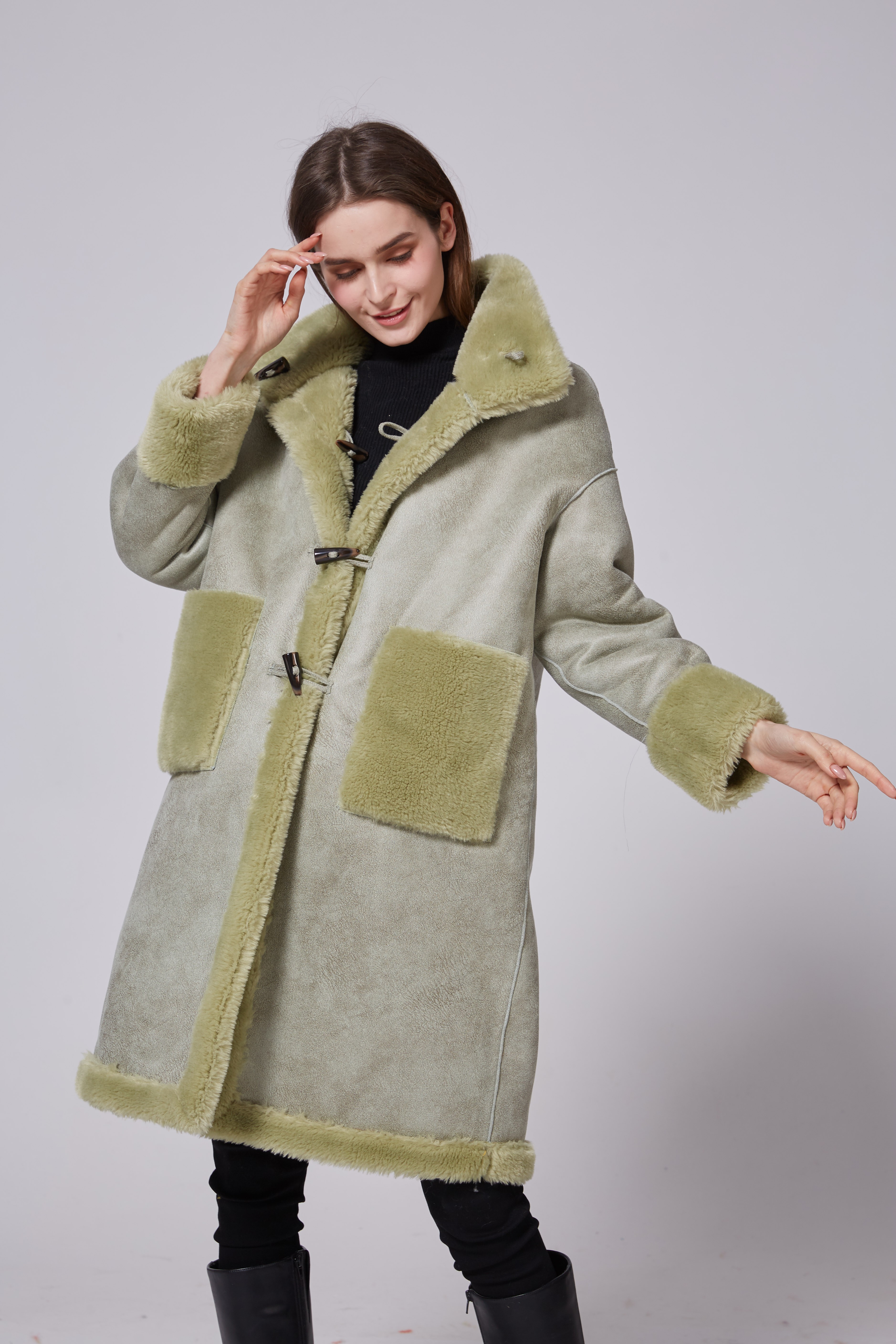 The best-selling fashionable and casual women's wear in 2021, featuring a faux fur coat that can be worn on both sides detail image 7
