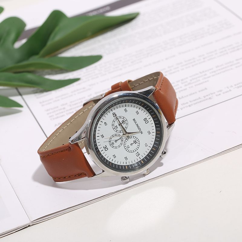 The new men's fashion watch with a leather strap, a simple digital dial quartz watch, and a European and American style business wristwatch Application Scenario