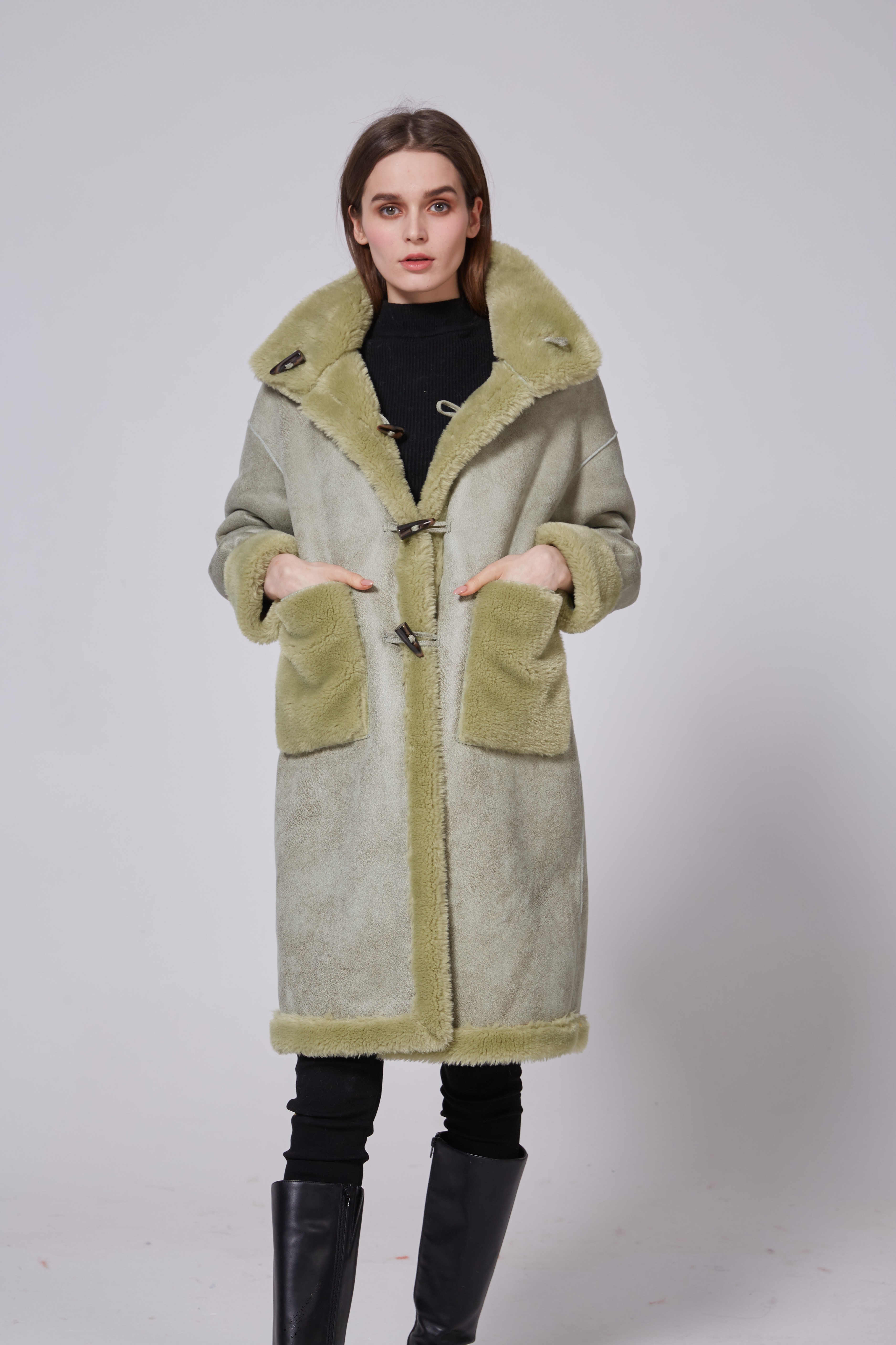 The best-selling fashionable and casual women's wear in 2021, featuring a faux fur coat that can be worn on both sides detail image 4