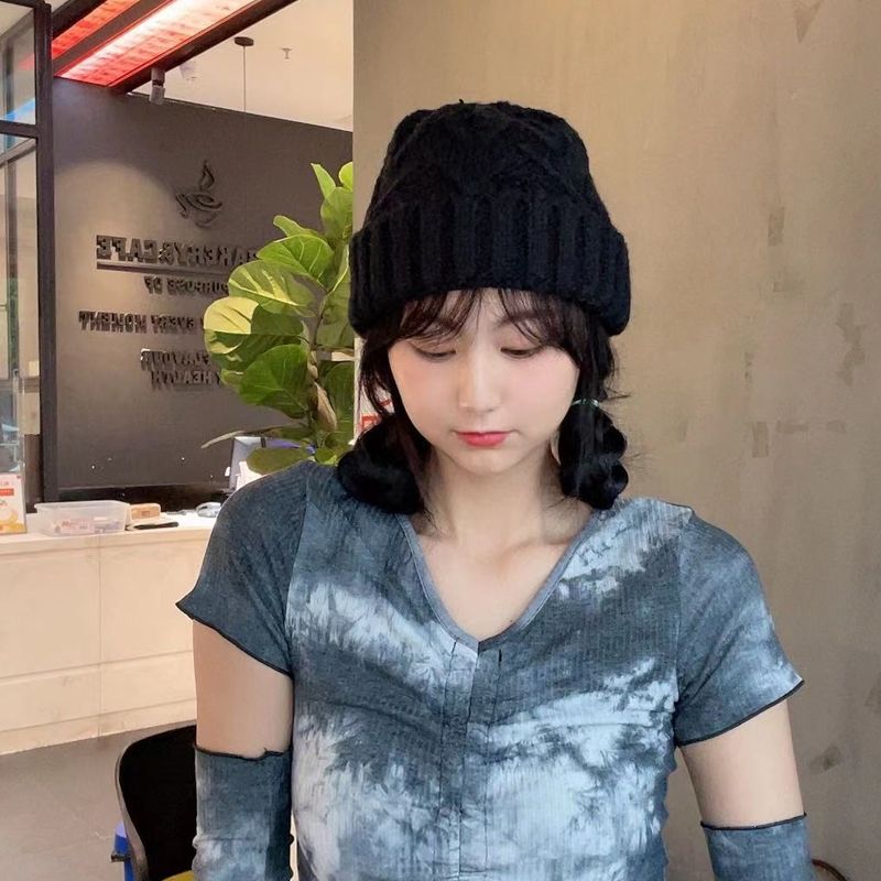 Klein blue checkered hat and Scarf 2-piece trendy brand simple and face-enhancing autumn and winter knitted candy-colored warm and fashionable set details Picture