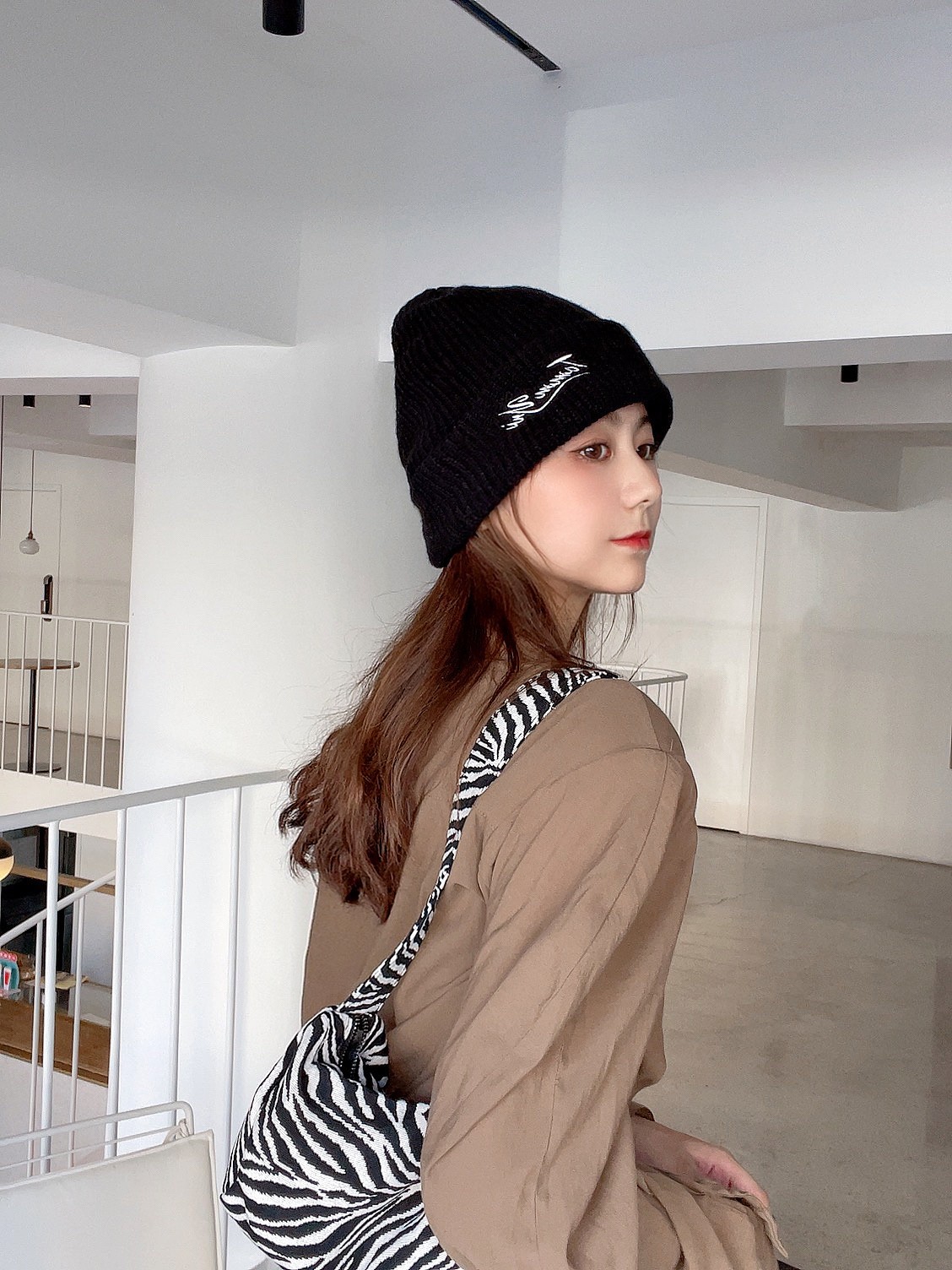 This two-piece set of trendy hat and scarf with a neck is fashionable, warm, elegant and versatile. The knitted woolen hat is a must-have for winter trends Item Picture