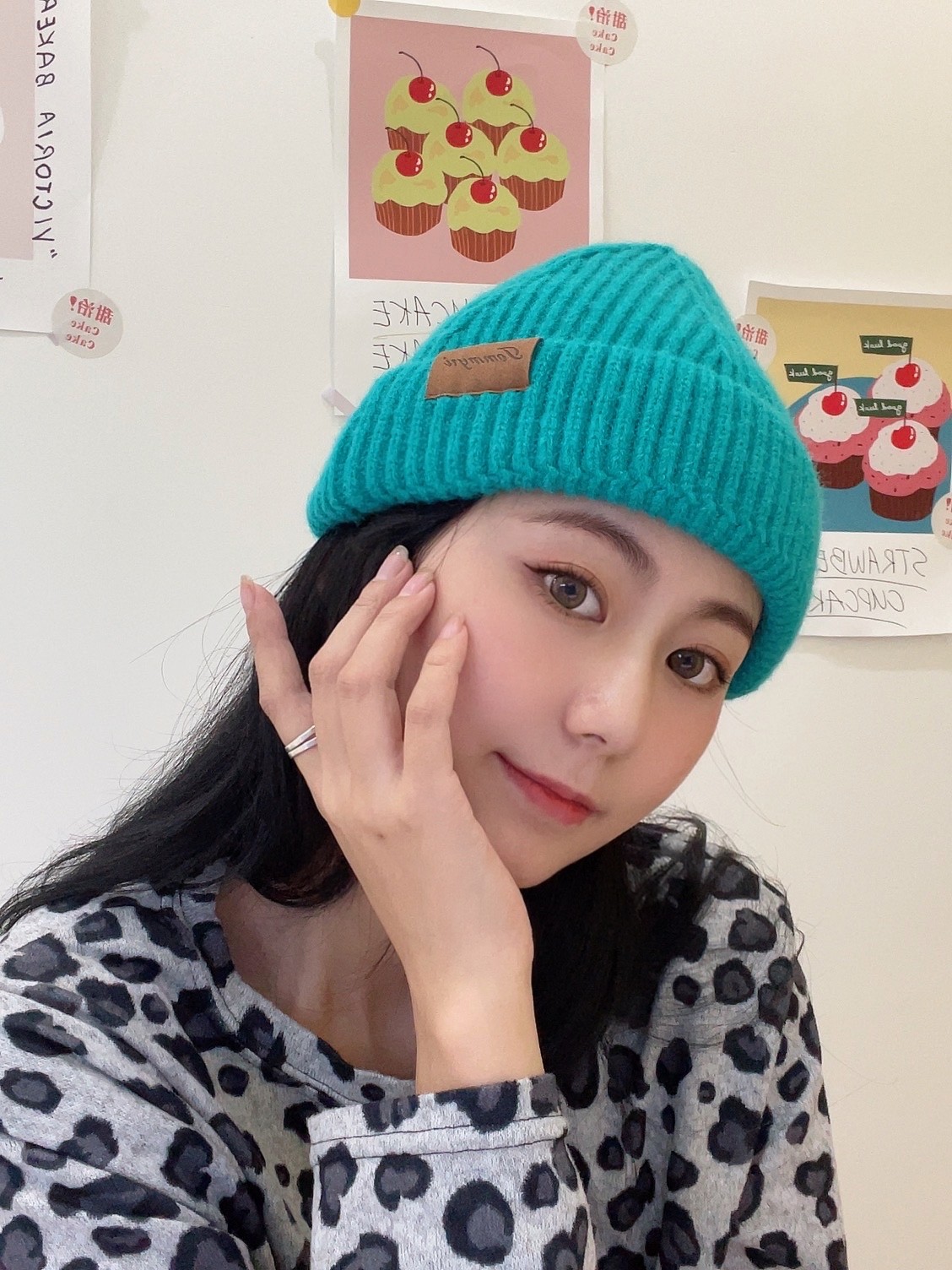 Autumn and winter Klein Blue knitted checkered hat and scarf 2-piece set, Japanese, European and Korean style warm and fashionable candy color versatile set Application Scenario