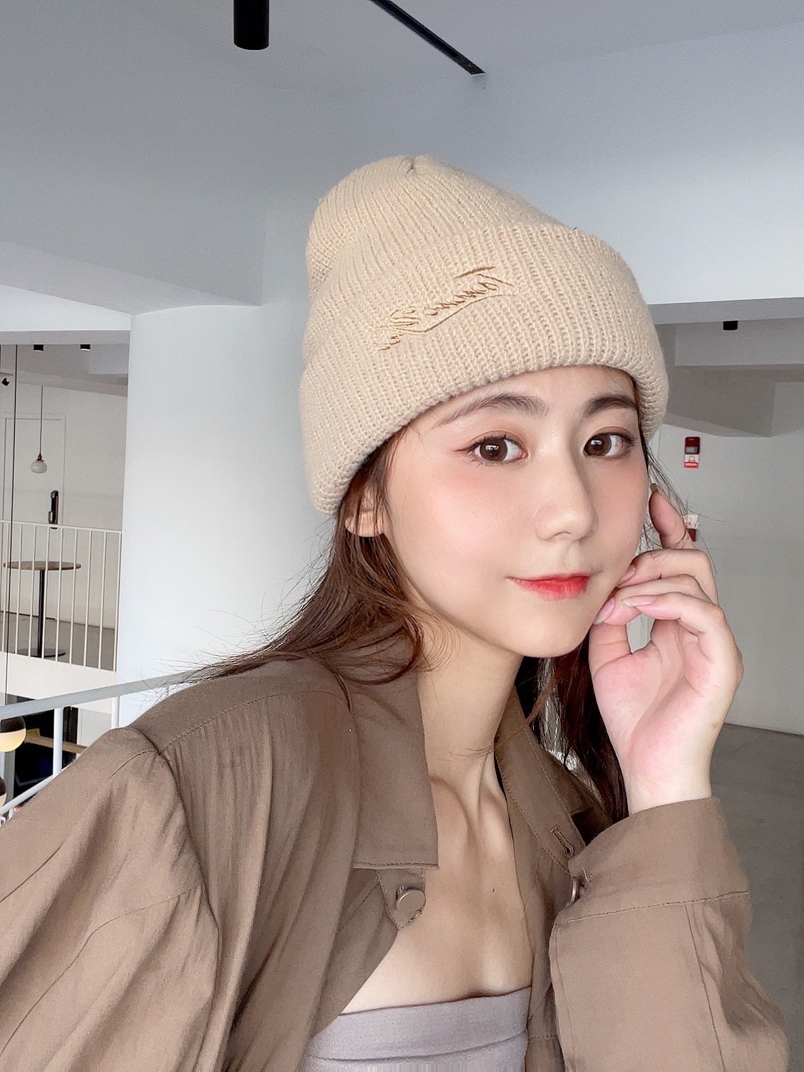 This two-piece set of trendy hat and scarf with a neck is fashionable, warm, elegant and versatile. The knitted woolen hat is a must-have for winter trends Specification drawing