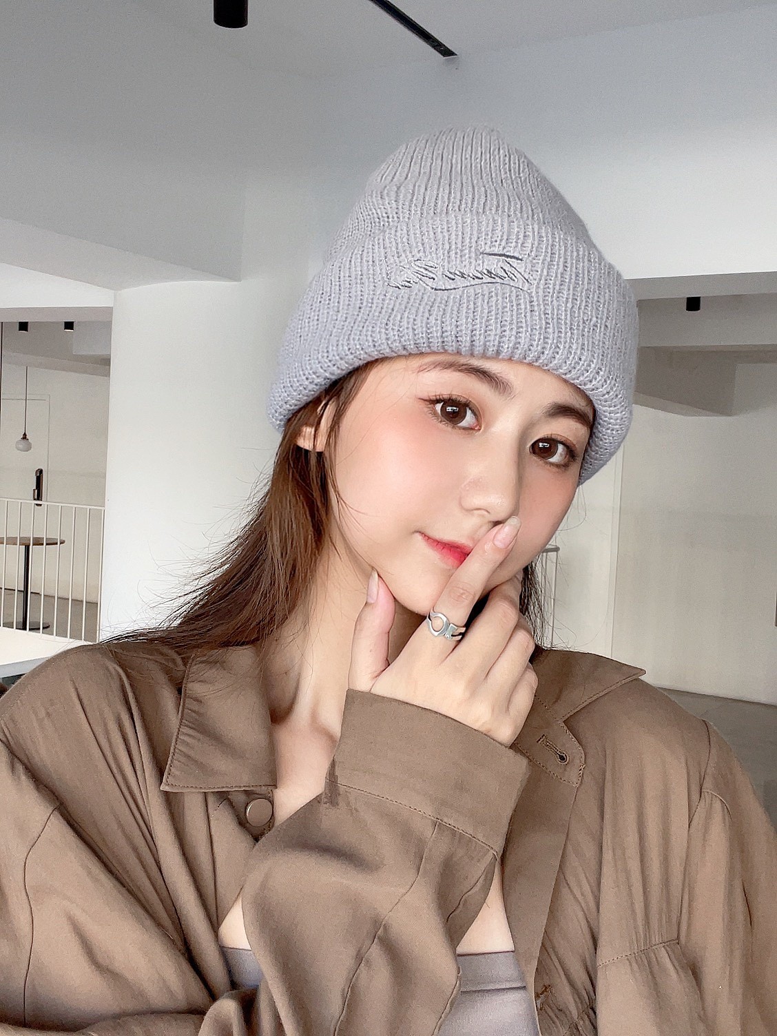 This two-piece set of trendy hat and scarf with a neck is fashionable, warm, elegant and versatile. The knitted woolen hat is a must-have for winter trends full figure