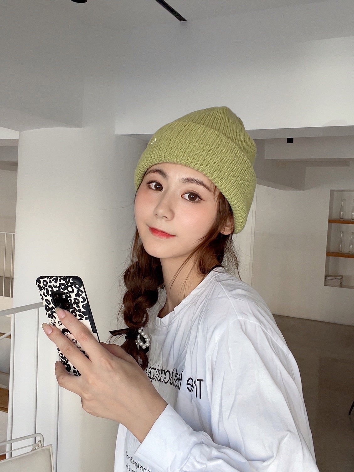 This two-piece set of trendy hat and scarf with a neck is fashionable, warm, elegant and versatile. The knitted woolen hat is a must-have for winter trends details Picture